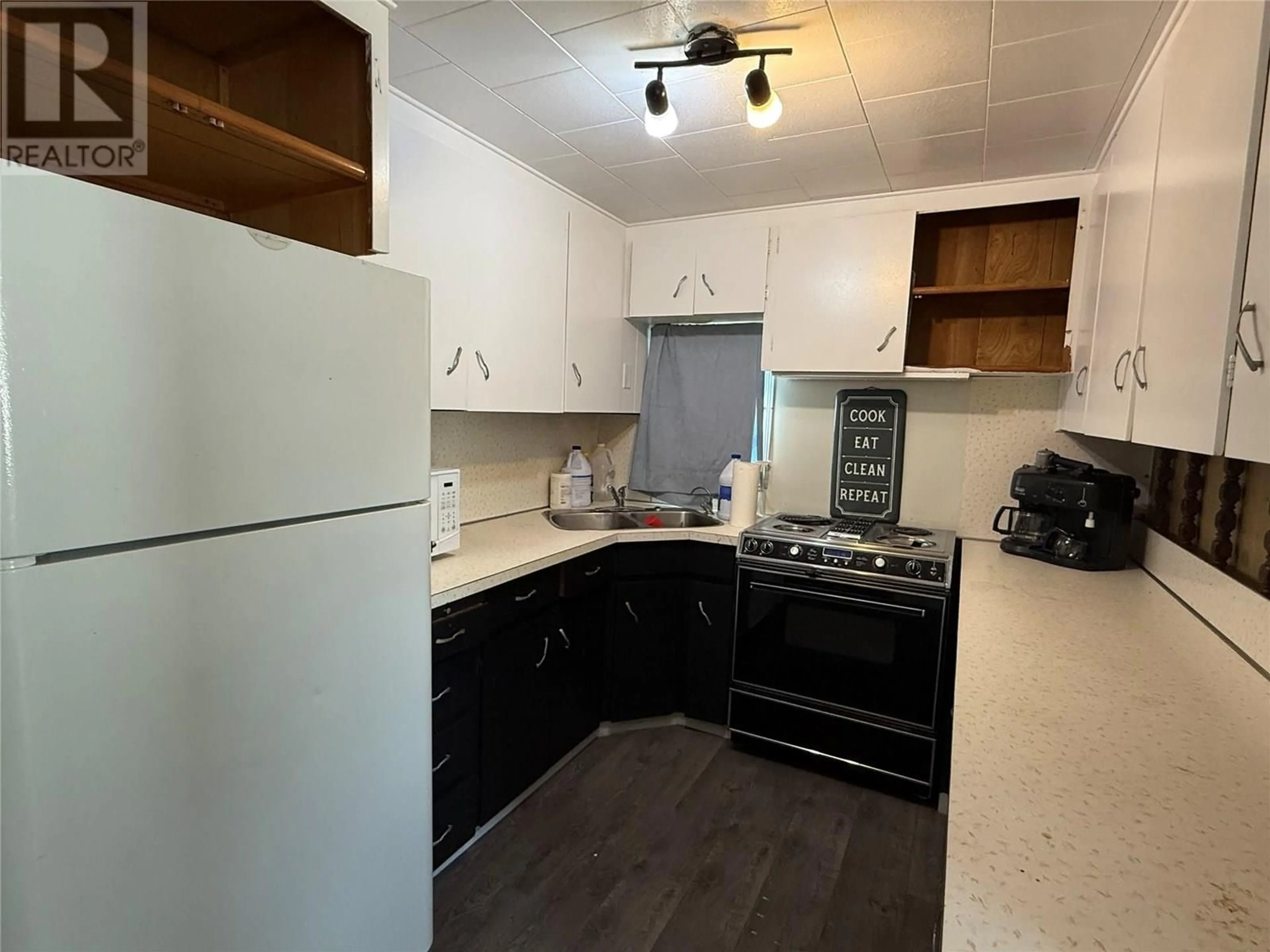 Standard kitchen, unknown for 36 - 3245 PARIS STREET, Penticton British Columbia V2A3T9