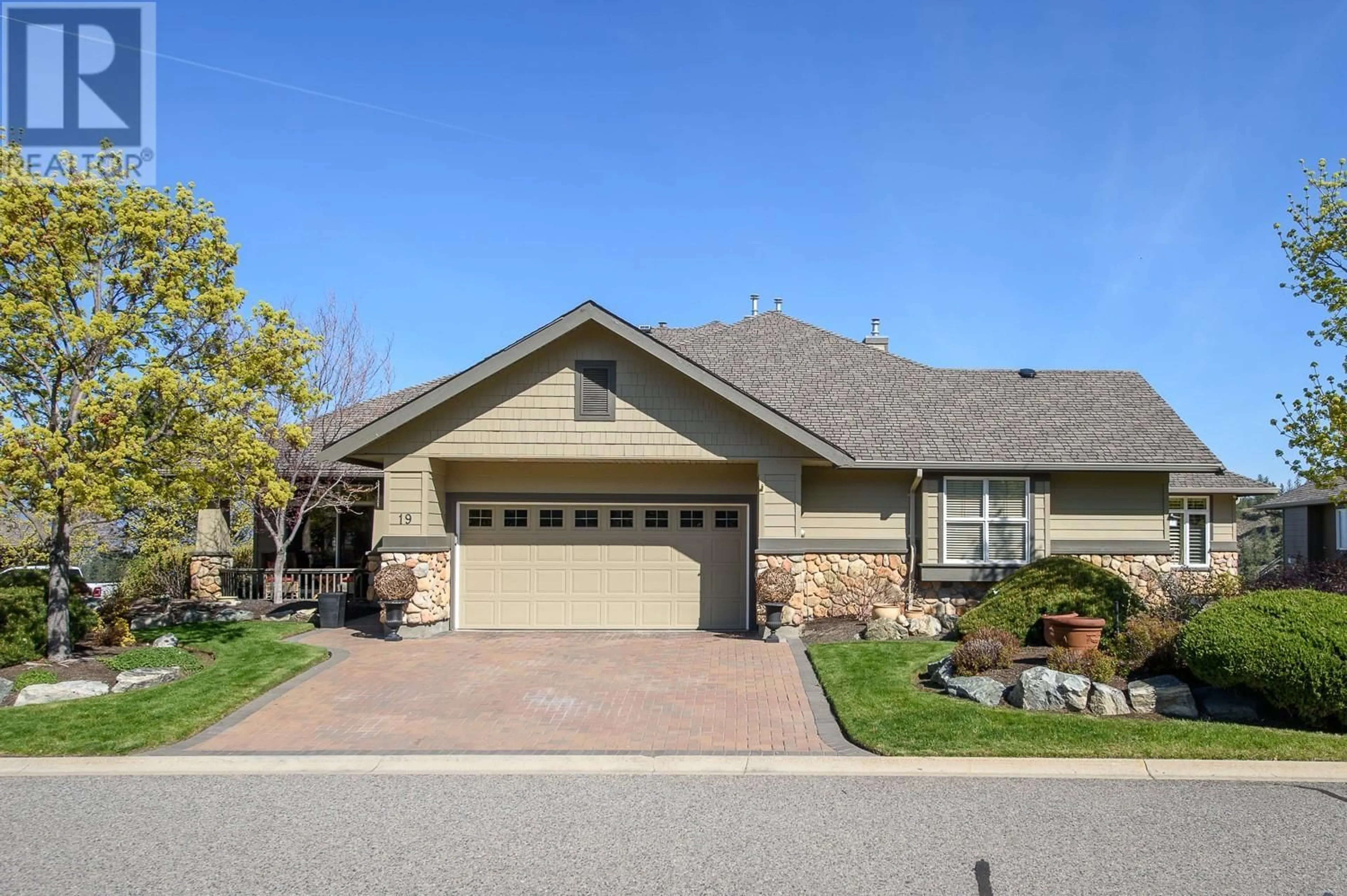 Home with vinyl exterior material, street for 19 - 3800 GALLAGHERS PINNACLE WAY, Kelowna British Columbia V1W3Z8