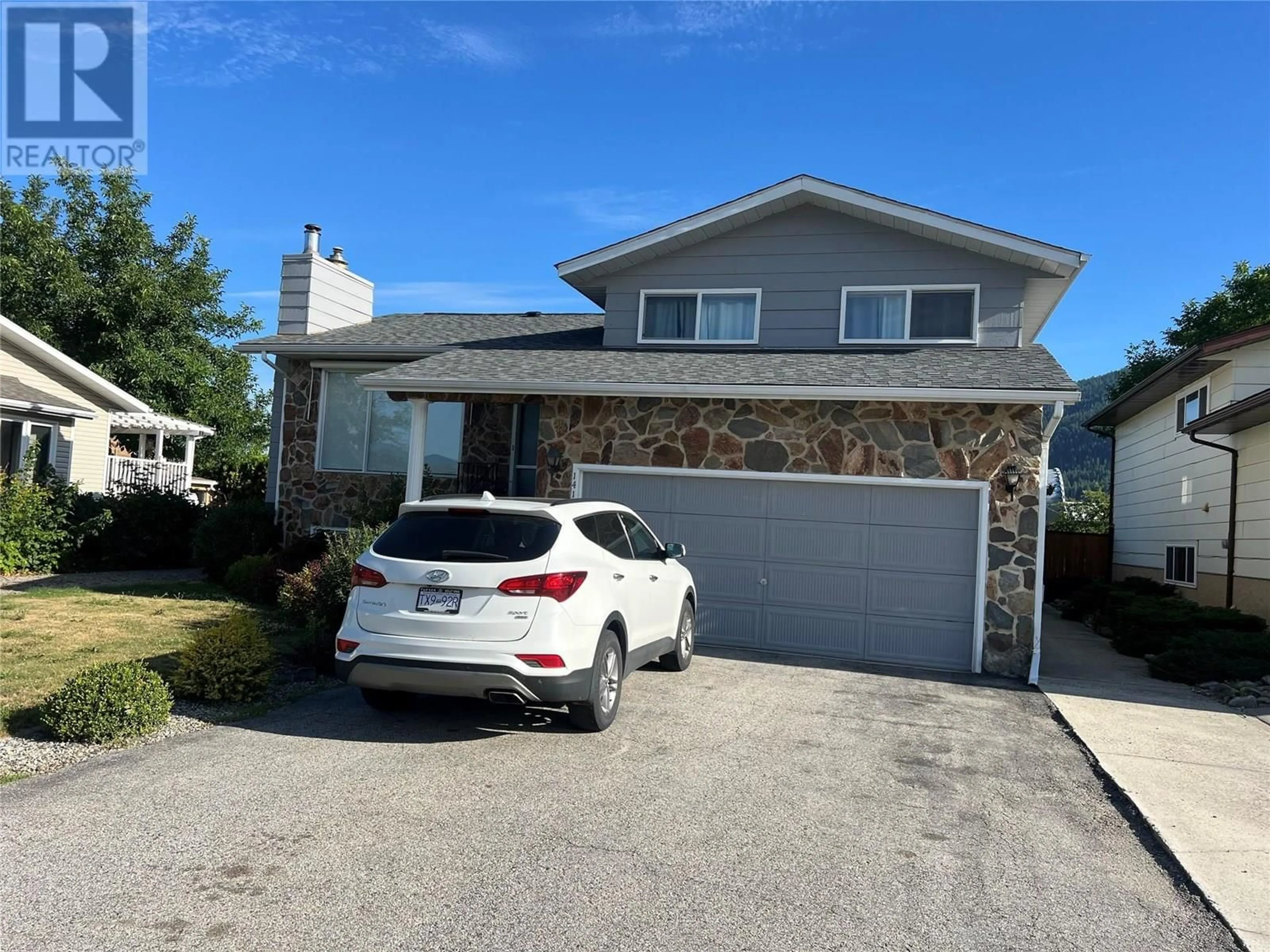 Home with vinyl exterior material, street for 1414 BIRCH STREET, Creston British Columbia V0B1G3