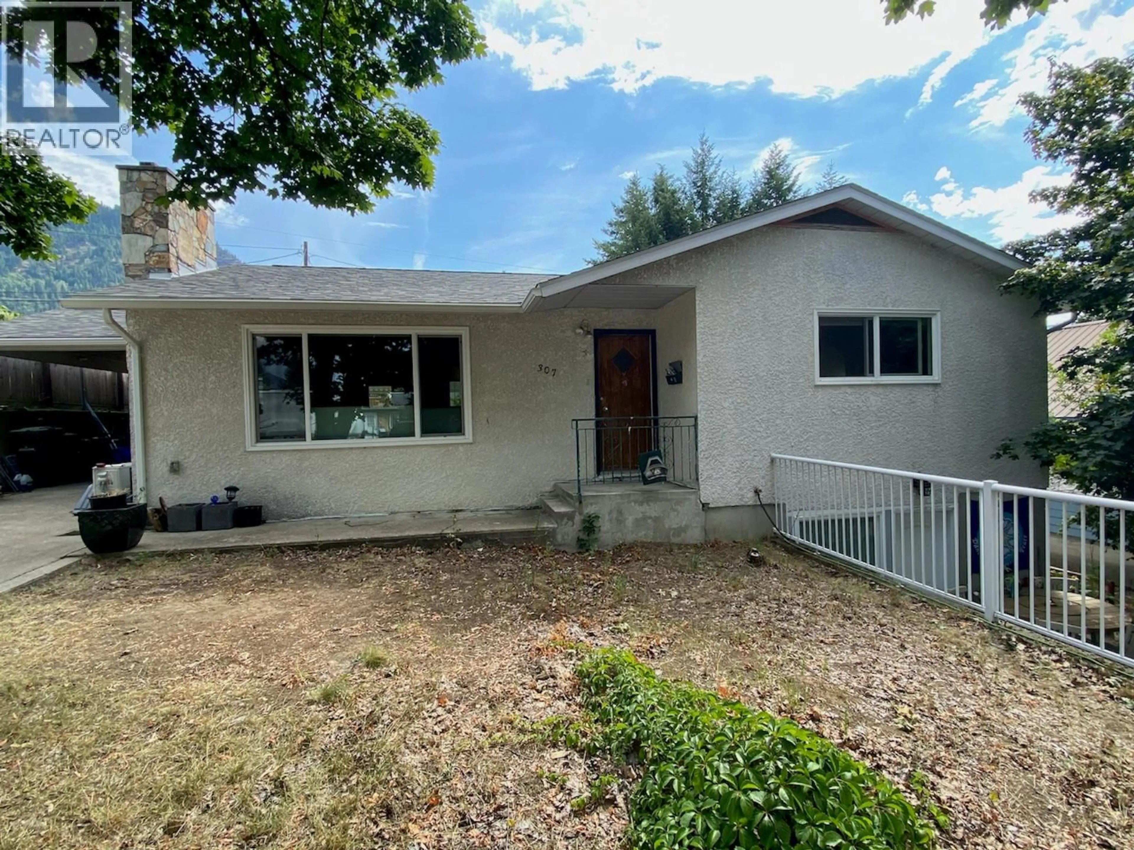 Home with vinyl exterior material, street for 307 9TH AVENUE, Castlegar British Columbia V1N1L8