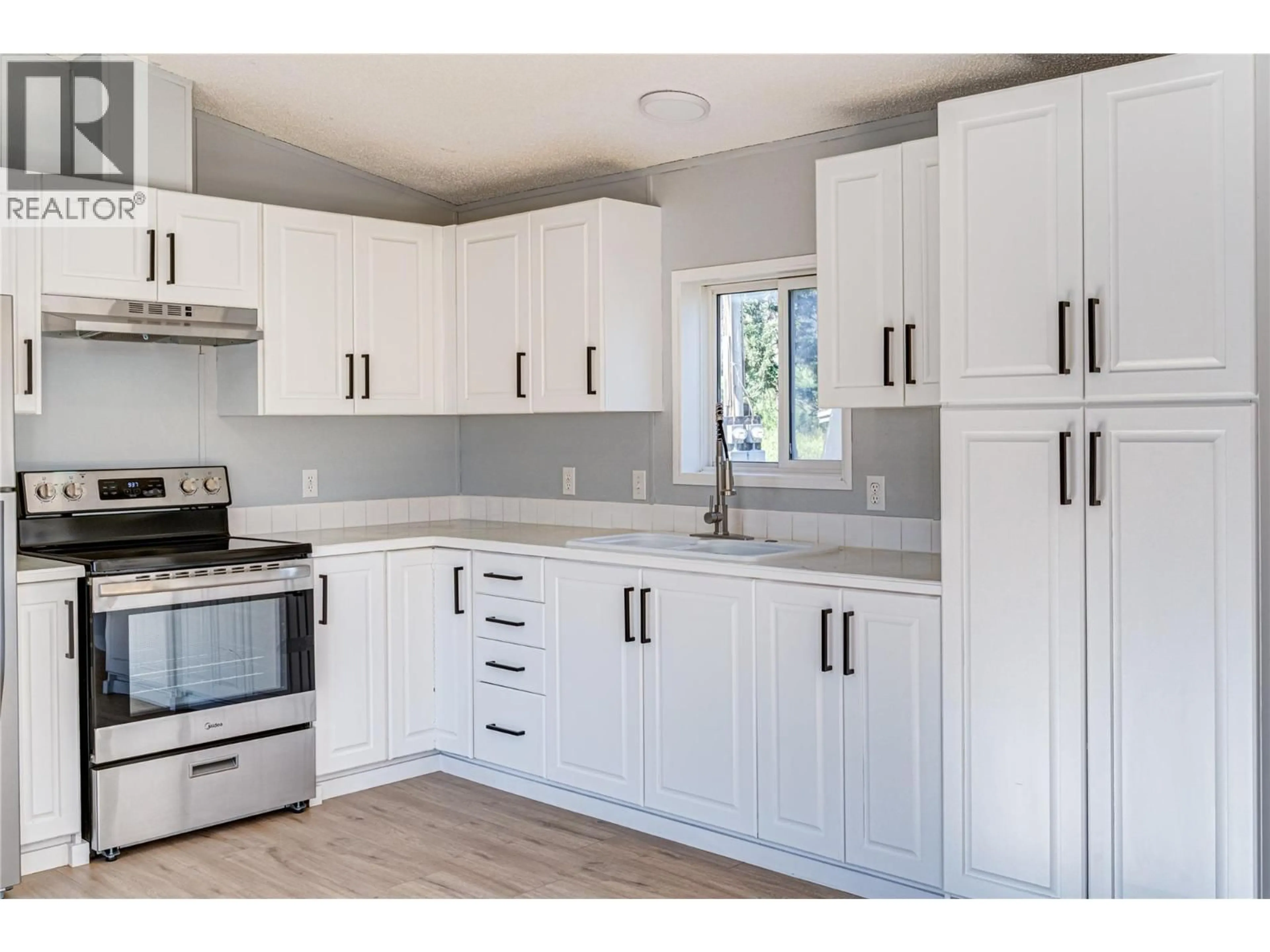 Open concept kitchen, unknown for E7-7555 HIGHWAY 43 OTHER, Sparwood British Columbia V0B2G1