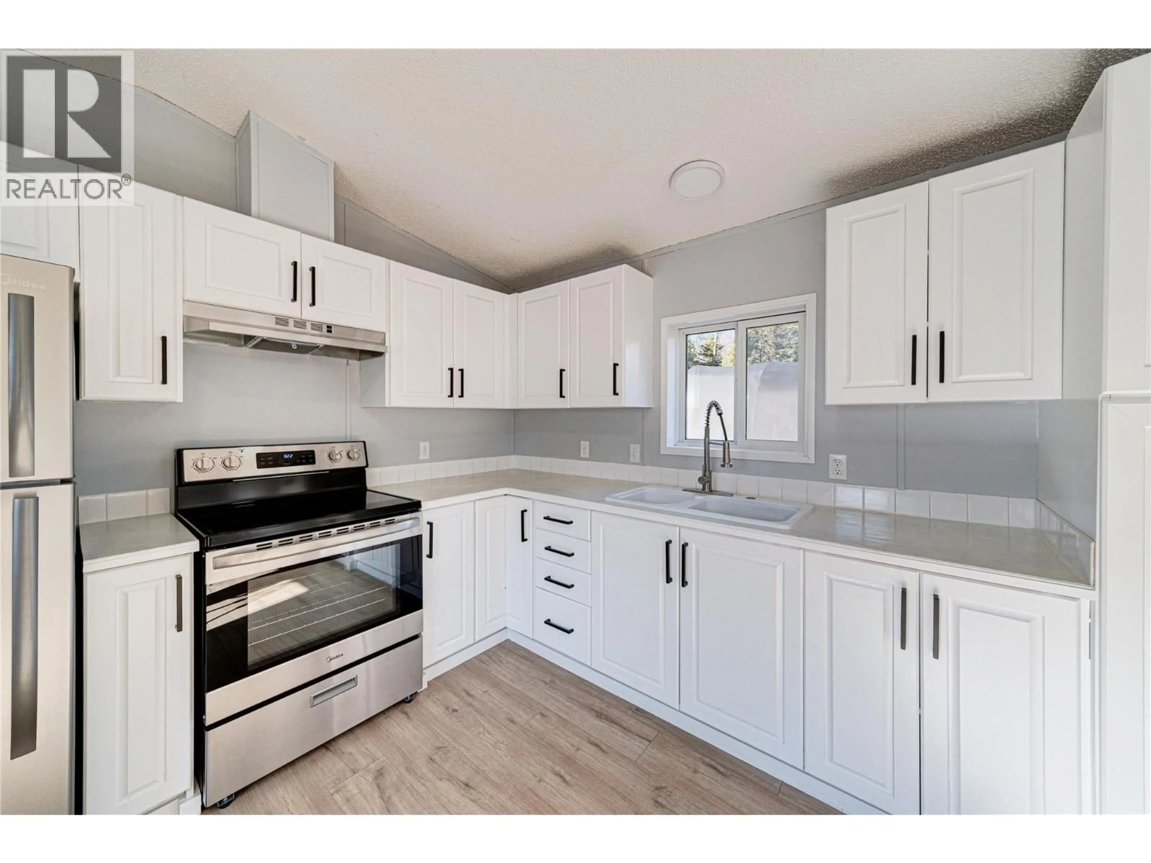 Open concept kitchen, unknown for E7-7555 HIGHWAY 43 OTHER, Sparwood British Columbia V0B2G1