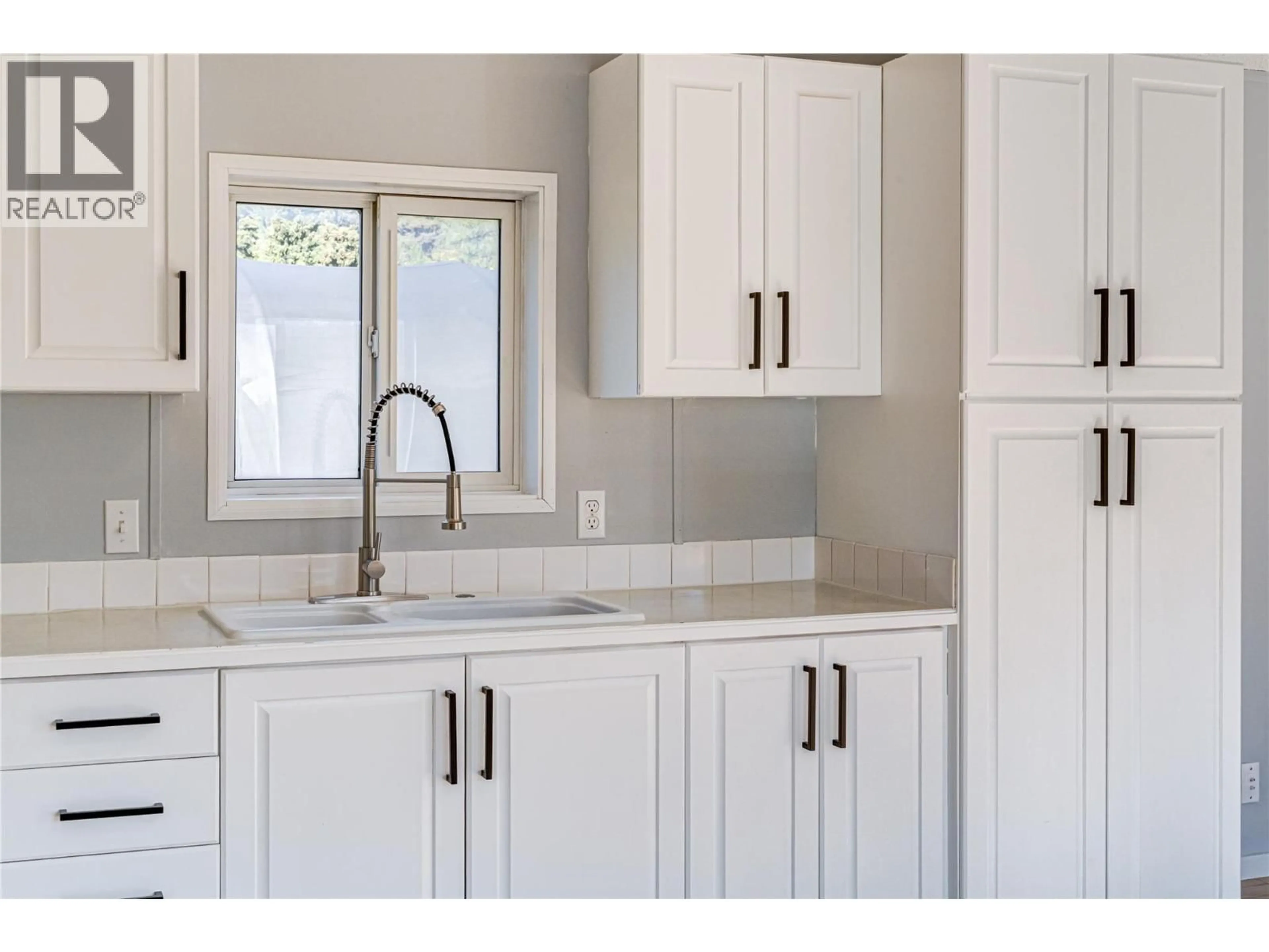 Open concept kitchen, ceramic/tile floor for E7-7555 HIGHWAY 43 OTHER, Sparwood British Columbia V0B2G1
