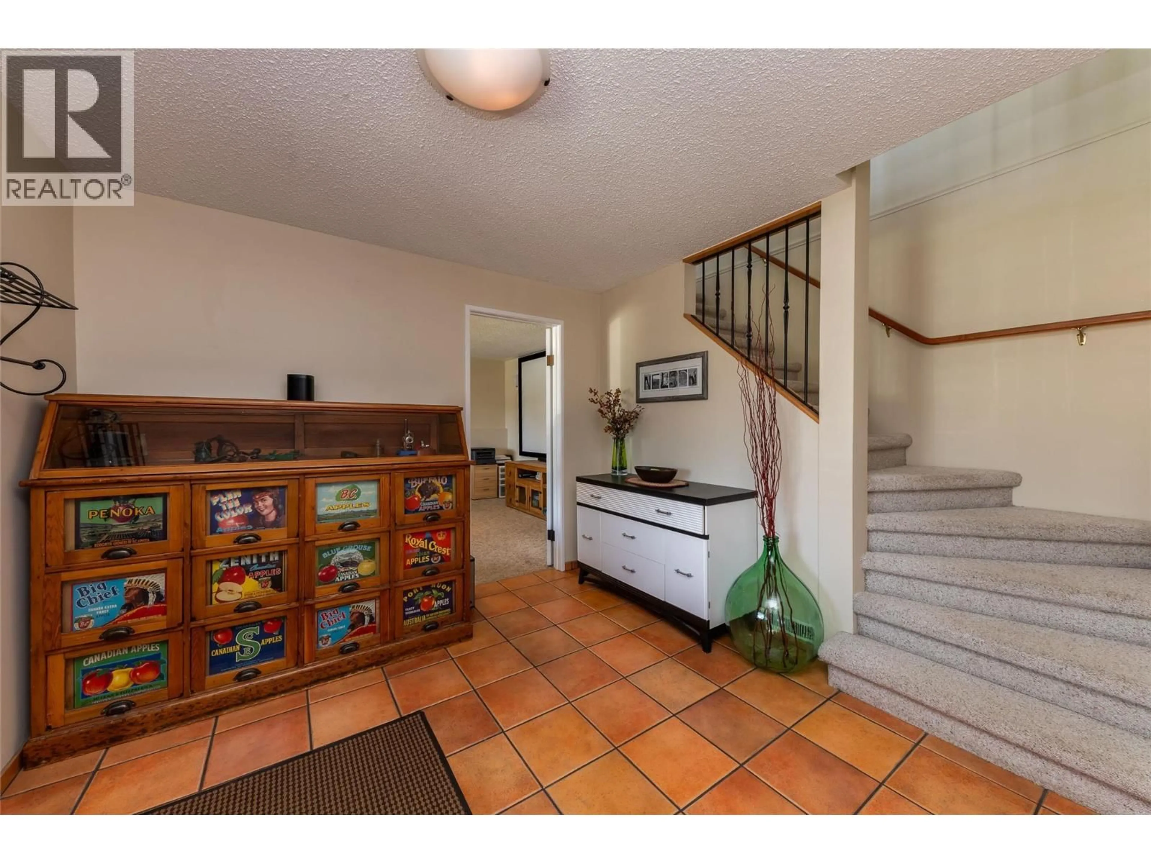 Indoor foyer for 195 MONMOUTH DRIVE, Kamloops British Columbia V2E1L9