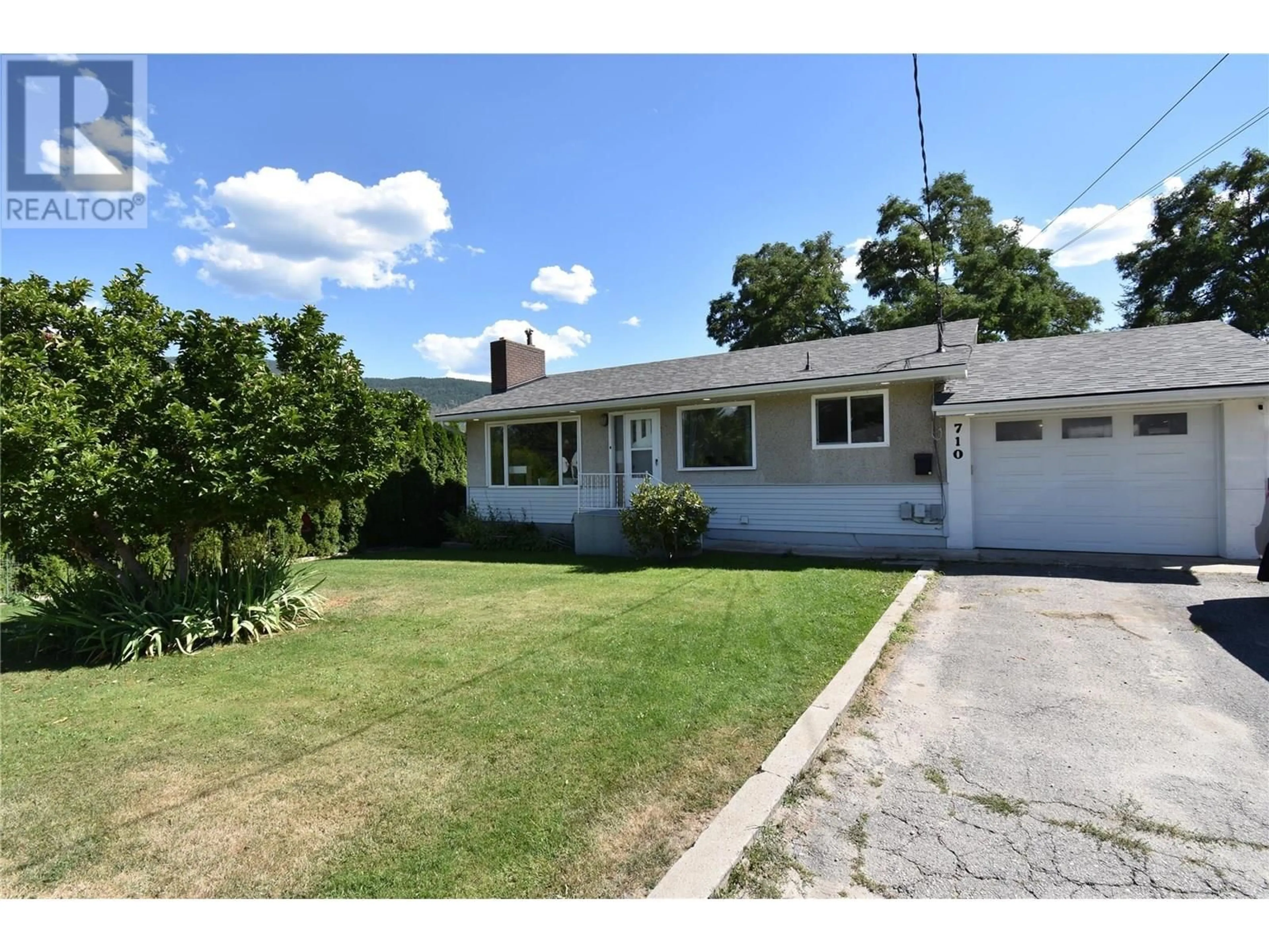 A pic from outside/outdoor area/front of a property/back of a property/a pic from drone, street for 710 28TH STREET, Castlegar British Columbia V1N2P4