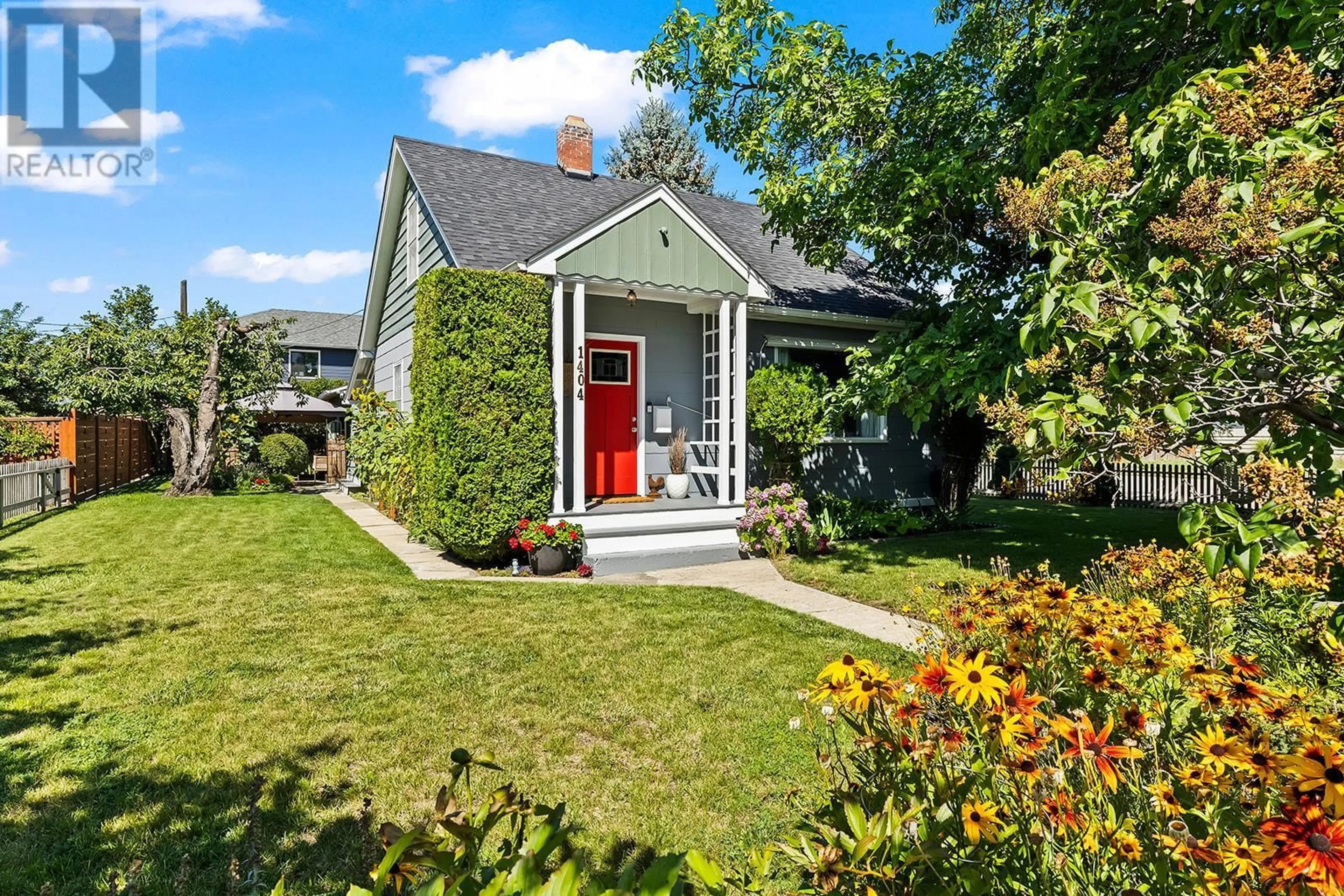 Home with vinyl exterior material, street for 1404 GRAHAM STREET, Kelowna British Columbia V1Y3A8