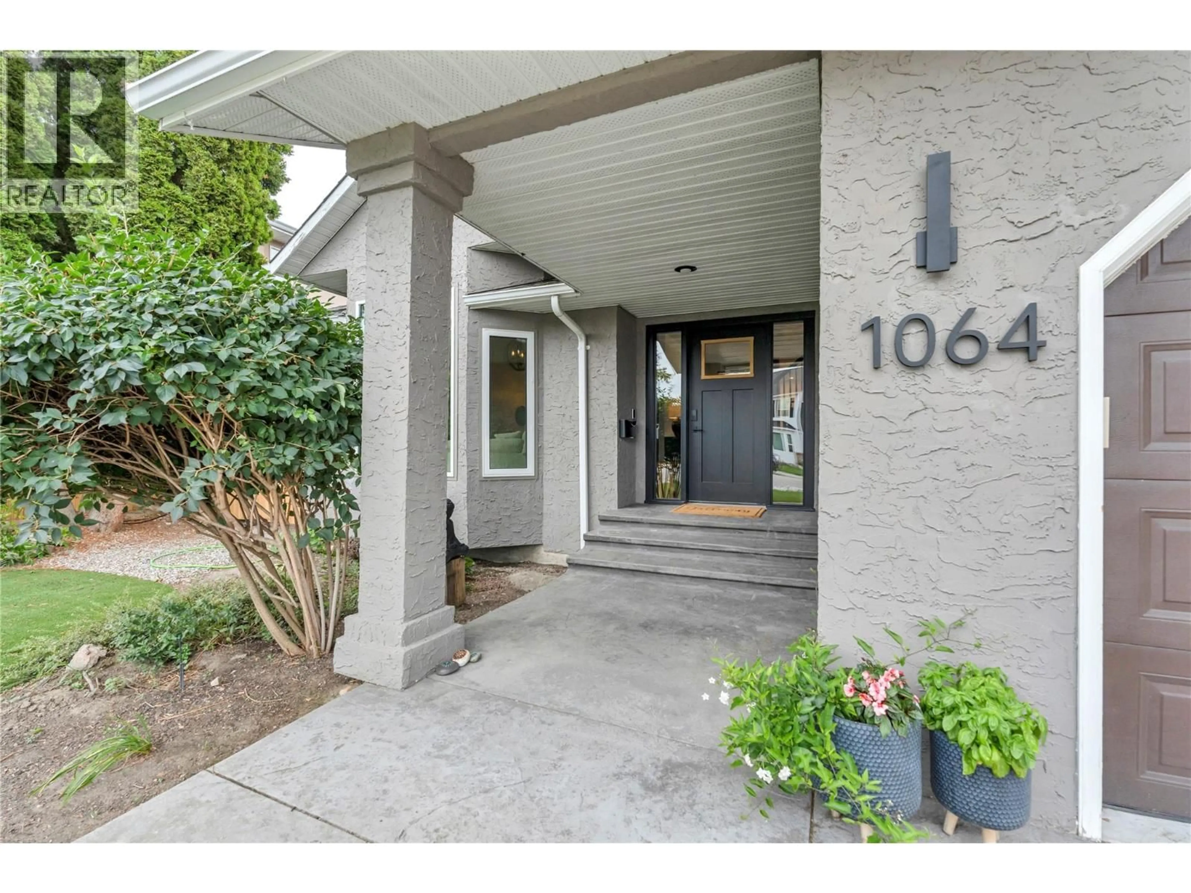 Indoor entryway for 1064 WESTMINSTER AVENUE EAST, Penticton British Columbia V2A8G3