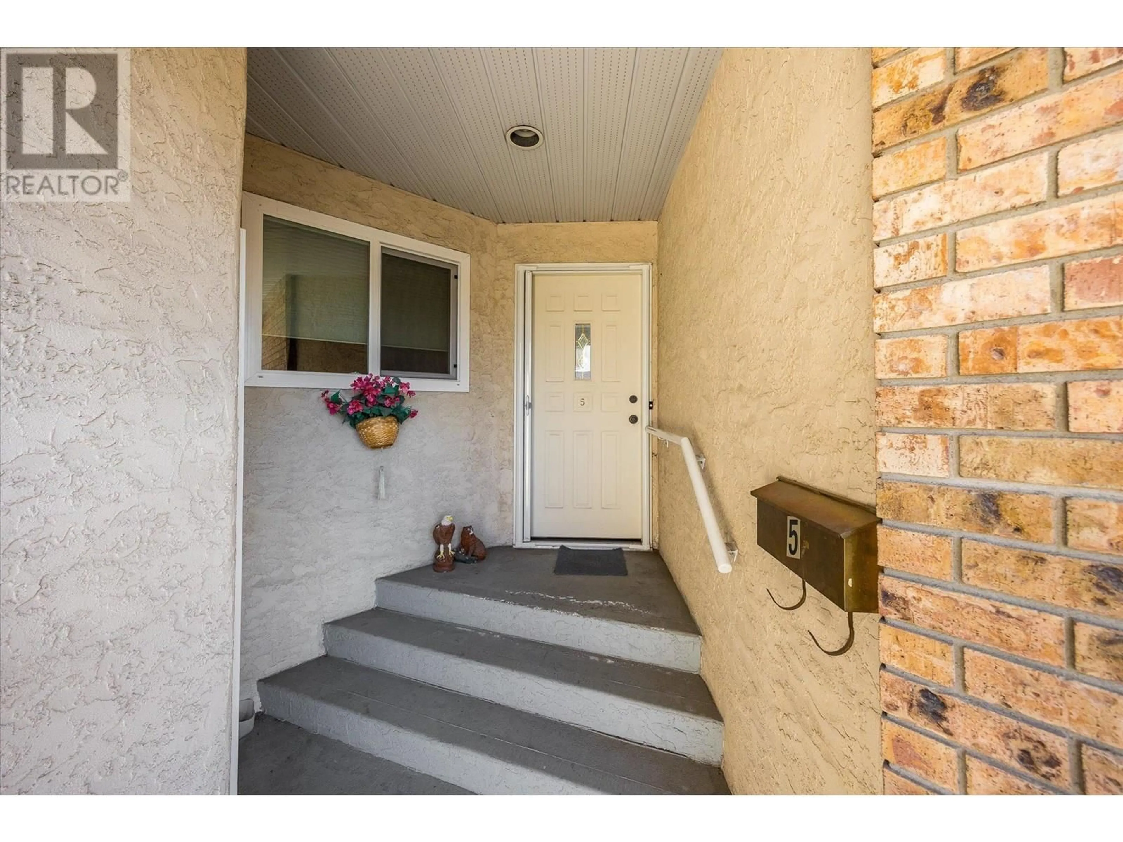 Indoor entryway for 5 - 1209 BROOKSIDE AVENUE, Kelowna British Columbia V1Y5T5