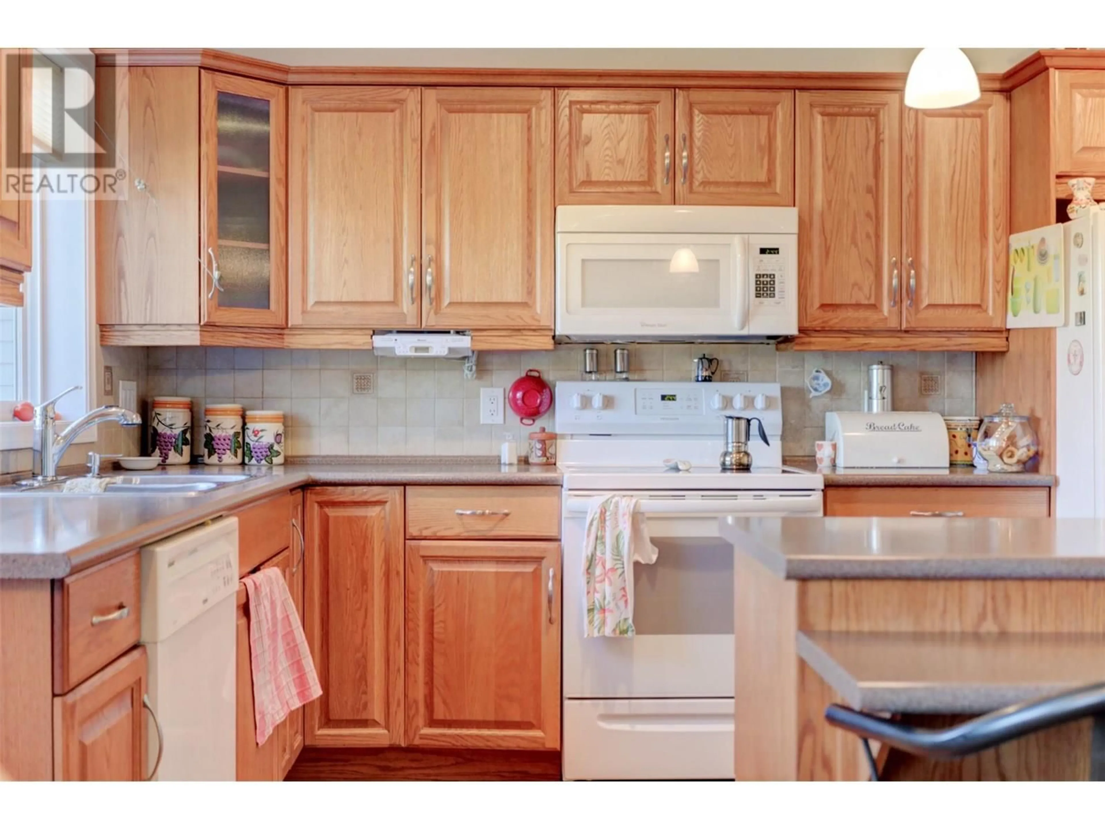 Standard kitchen, unknown for 114-980 GLENWOOD AVENUE, Kelowna British Columbia V1Y9P2