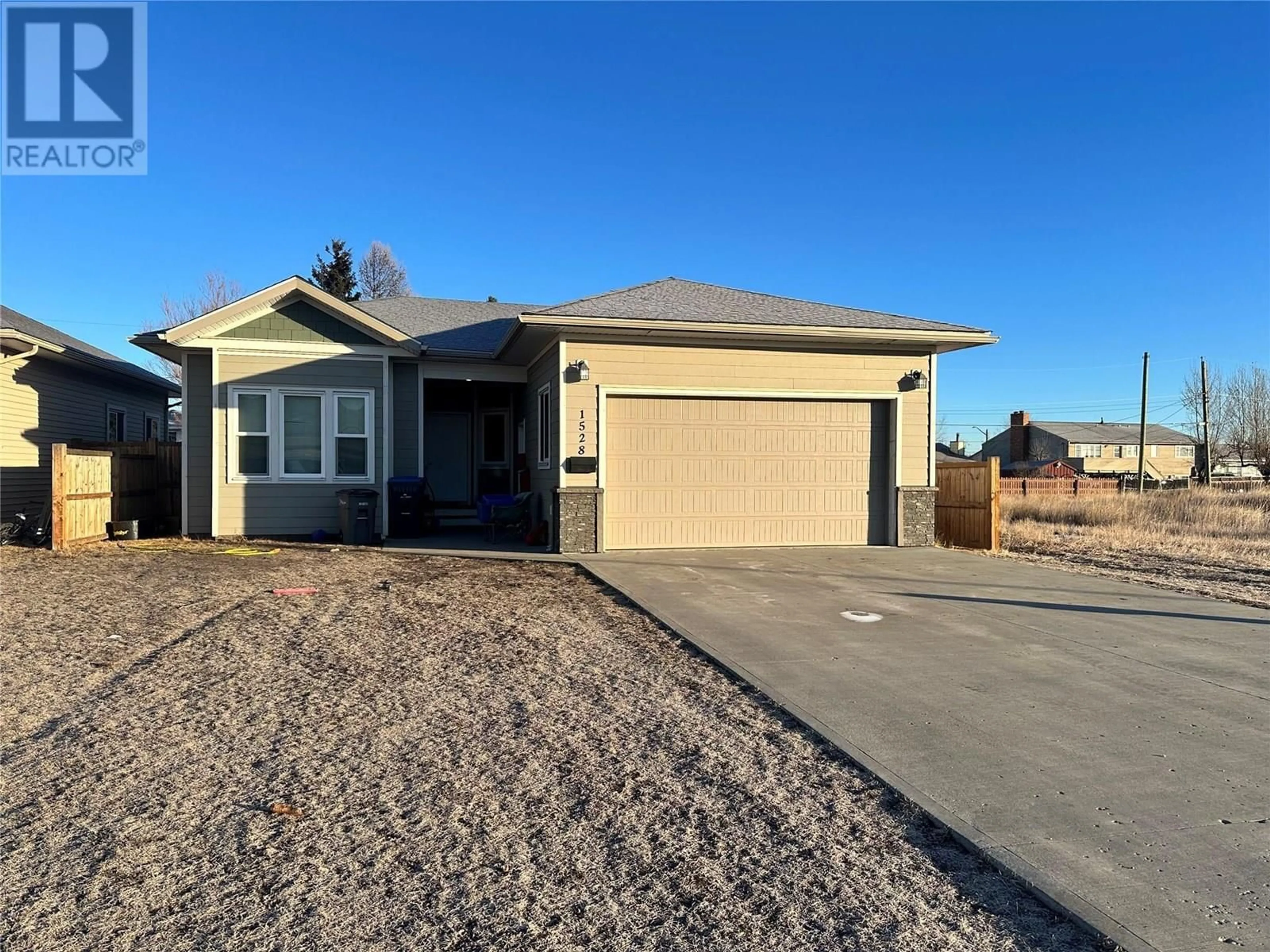 Home with vinyl exterior material, street for 1528 117 AVENUE, Dawson Creek British Columbia V1G0E7