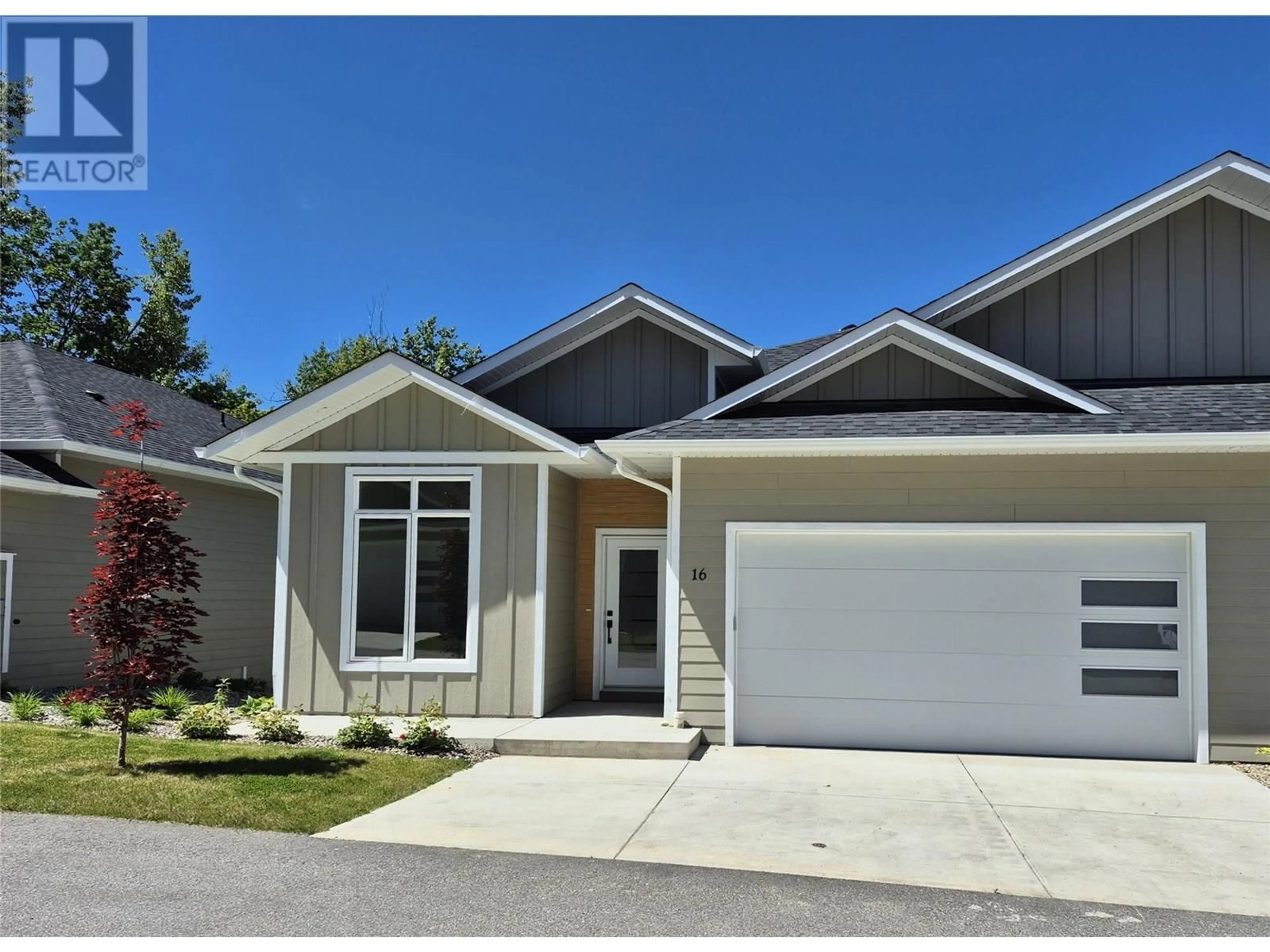 Home with vinyl exterior material, street for 1 - 231 20 STREET NORTHEAST, Salmon Arm British Columbia V1E2Z7