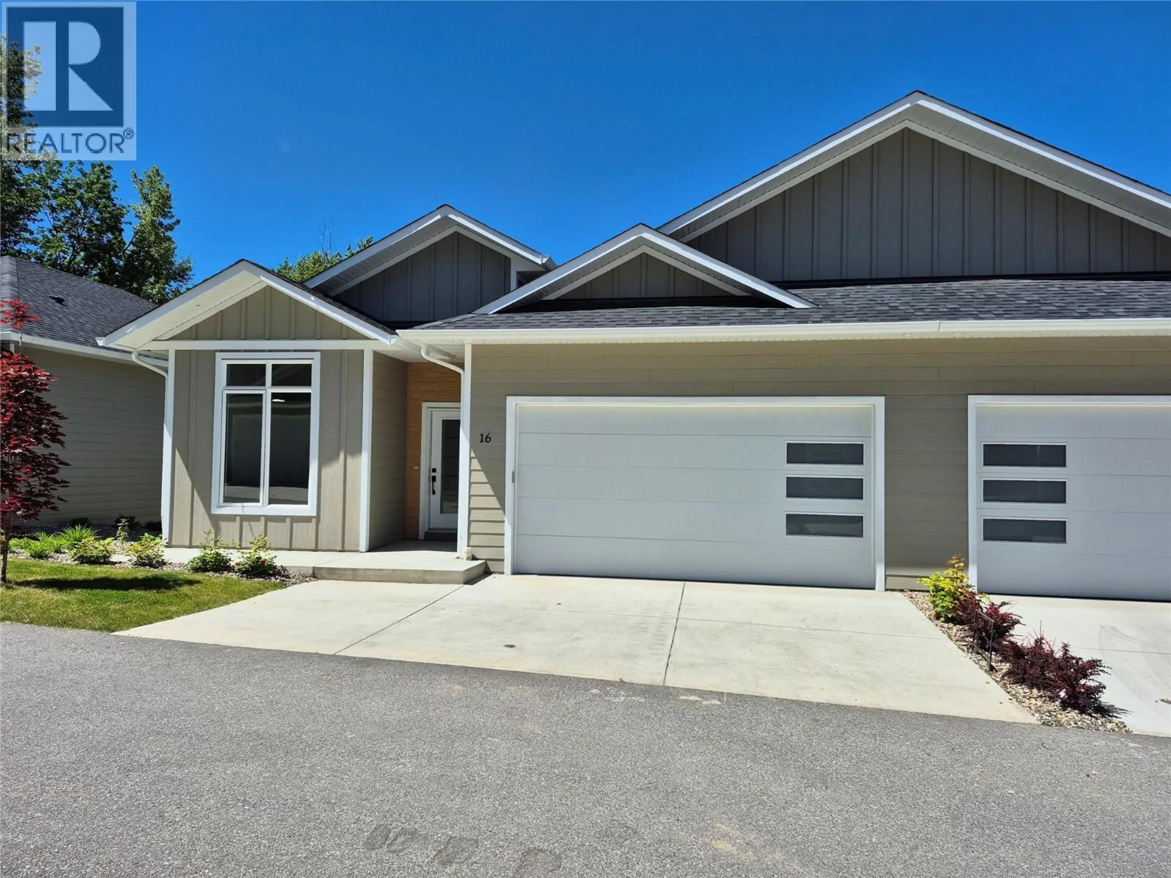 Home with vinyl exterior material, street for 1 - 231 20 STREET NORTHEAST, Salmon Arm British Columbia V1E2Z7