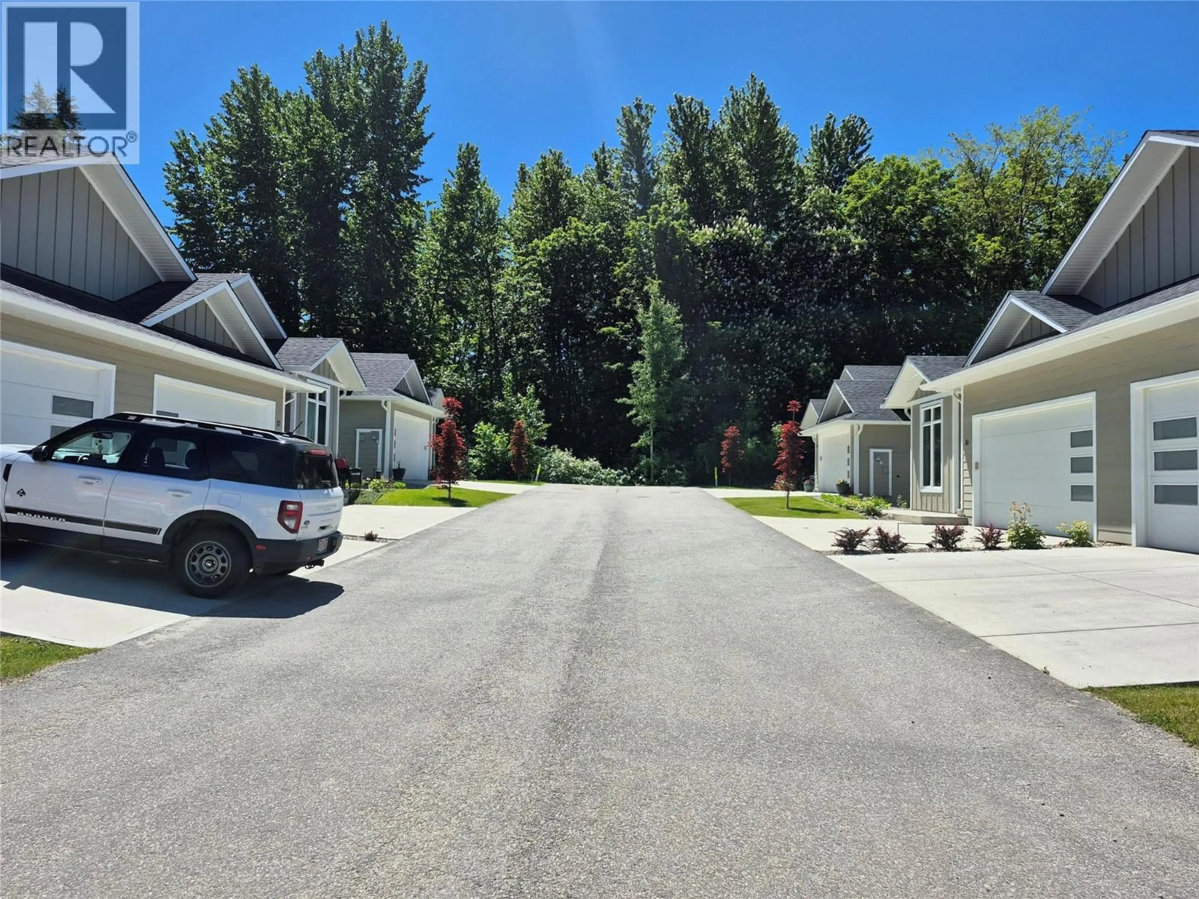 A pic from outside/outdoor area/front of a property/back of a property/a pic from drone, street for 1 - 231 20 STREET NORTHEAST, Salmon Arm British Columbia V1E2Z7