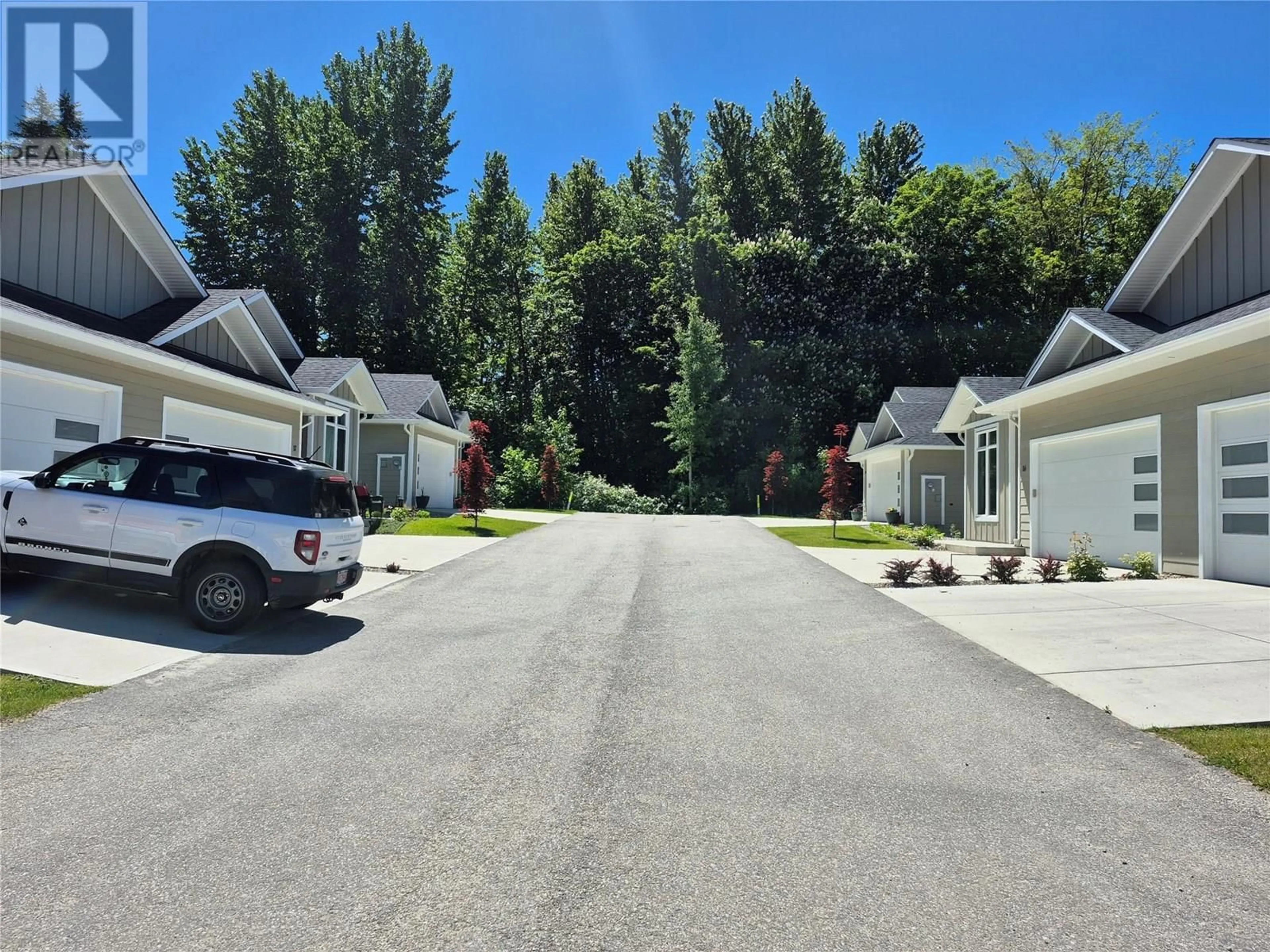 A pic from outside/outdoor area/front of a property/back of a property/a pic from drone, street for 1 - 231 20 STREET NORTHEAST, Salmon Arm British Columbia V1E2Z7