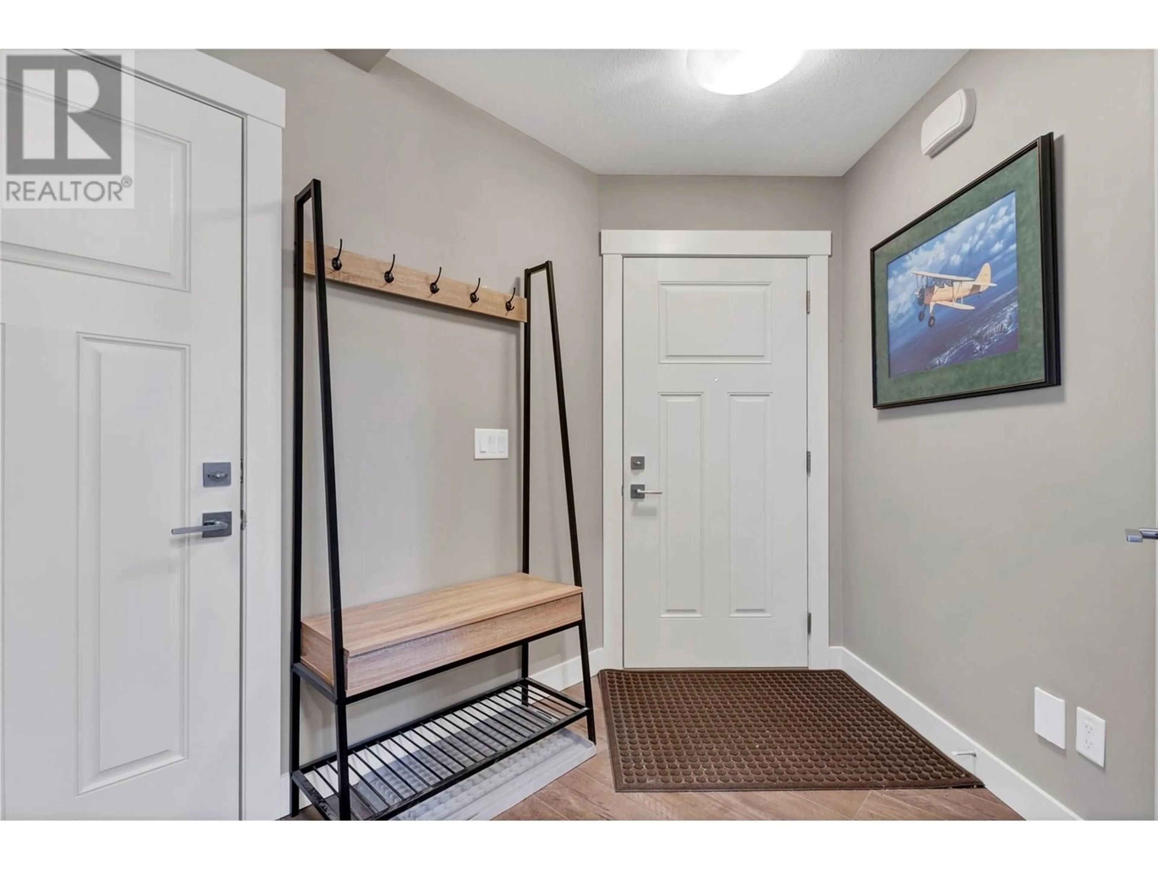 Indoor entryway for 34 - 2100 55 AVENUE, Vernon British Columbia V1T9Y6