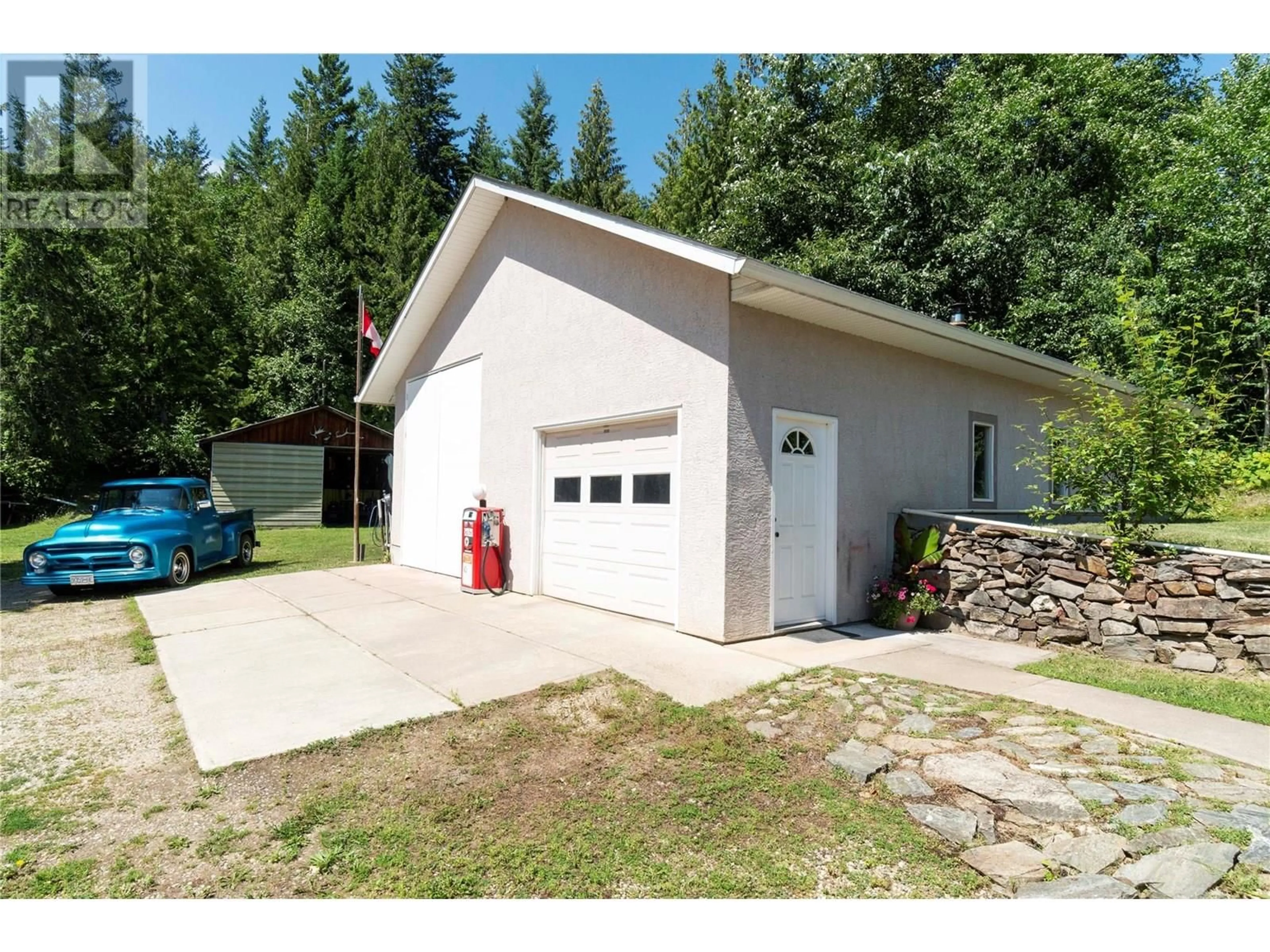 Indoor garage for 284 GUNTER-ELLISON ROAD, Enderby British Columbia V4Y4L9