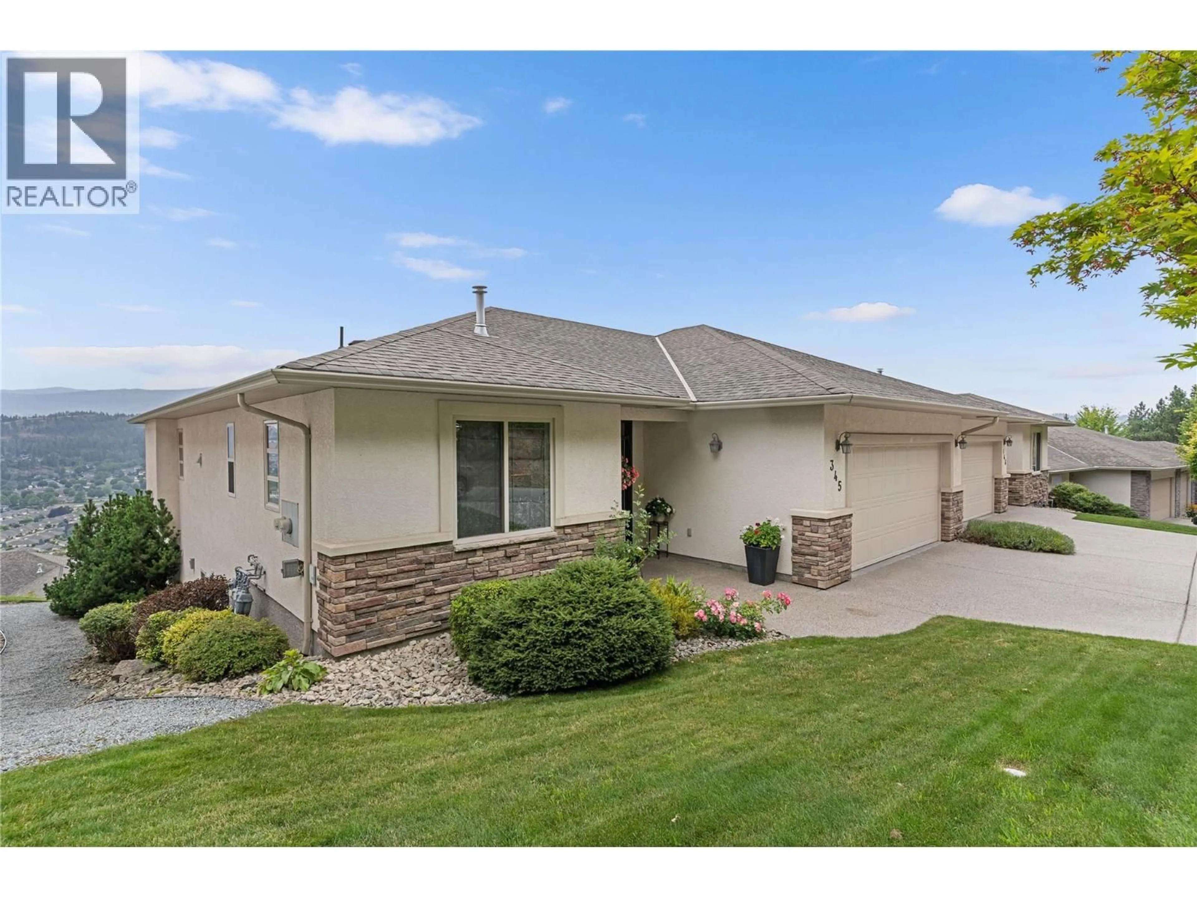 Home with vinyl exterior material, street for 345 - 663 DENALI COURT, Kelowna British Columbia V1V2R4
