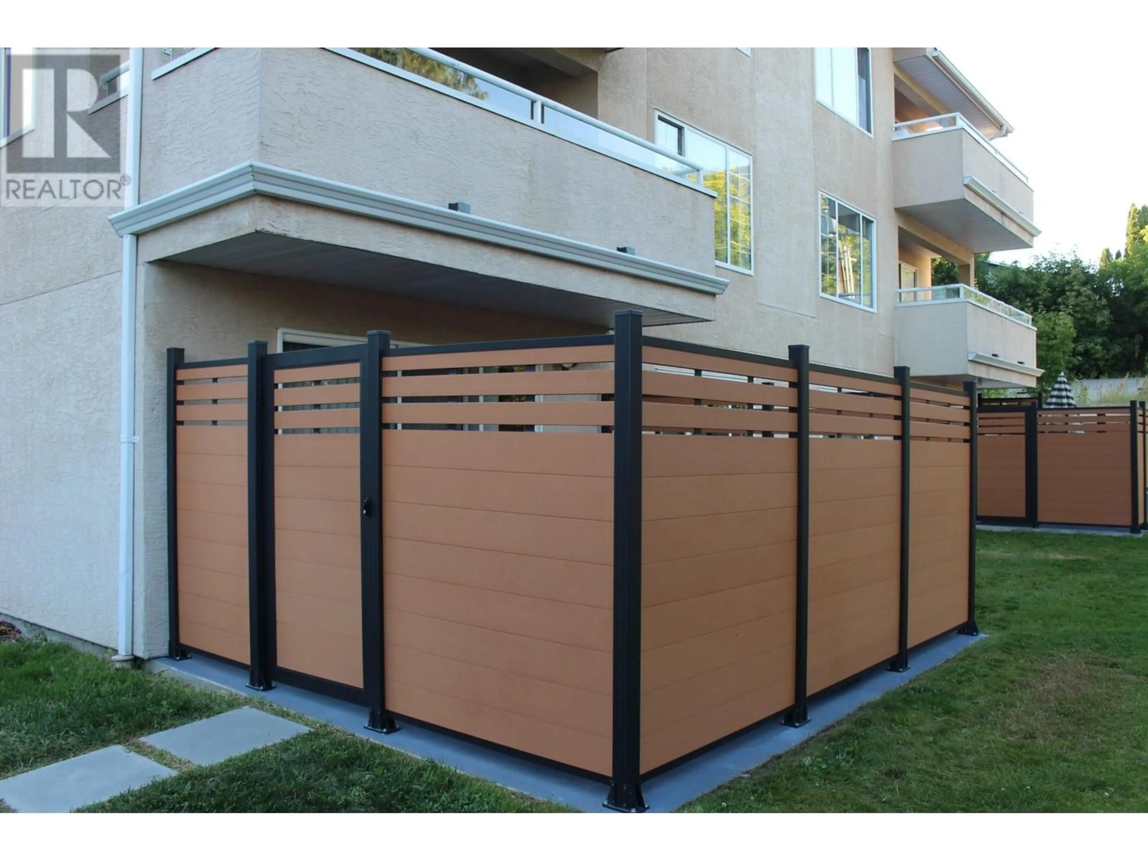 Home with vinyl exterior material, street for 1 - 573 10TH AVENUE, Castlegar British Columbia V1N1K6