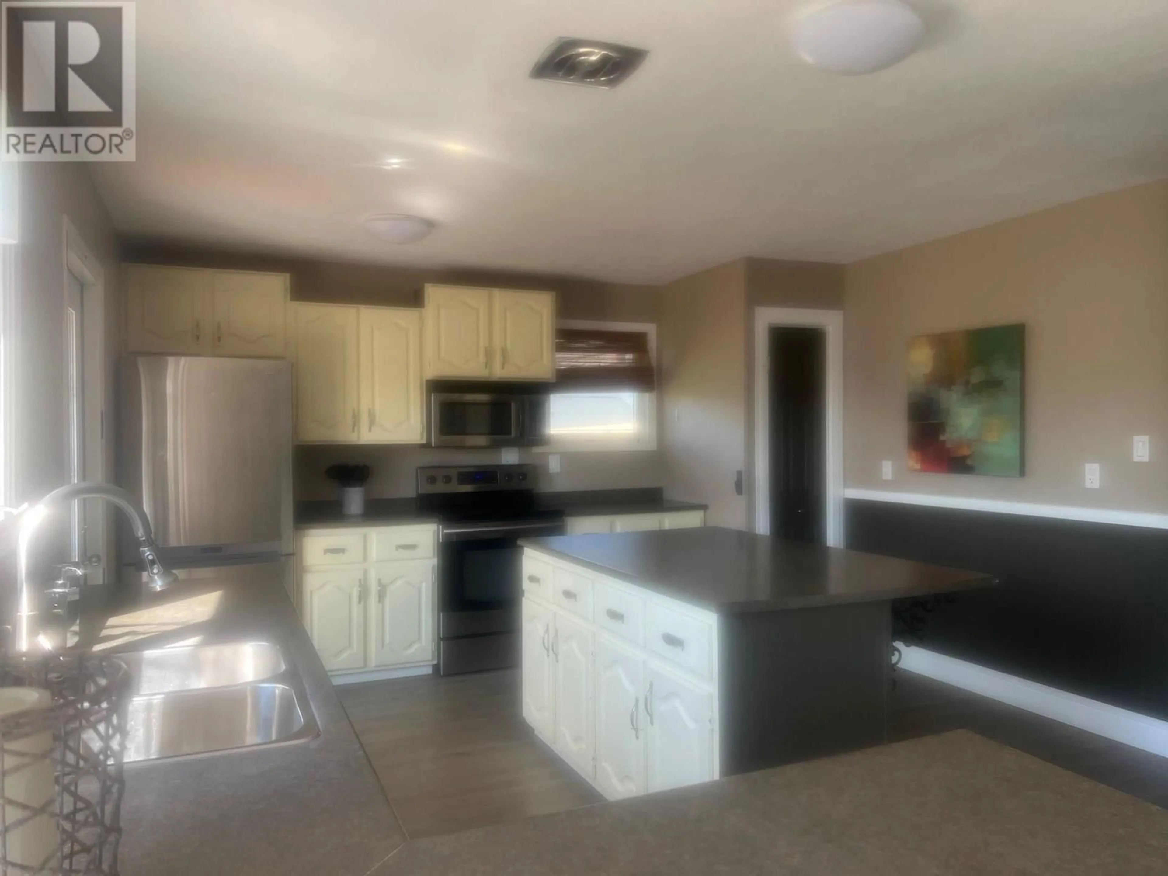 Open concept kitchen, ceramic/tile floor for 1049 92 AVENUE, Dawson Creek British Columbia V1G1C2