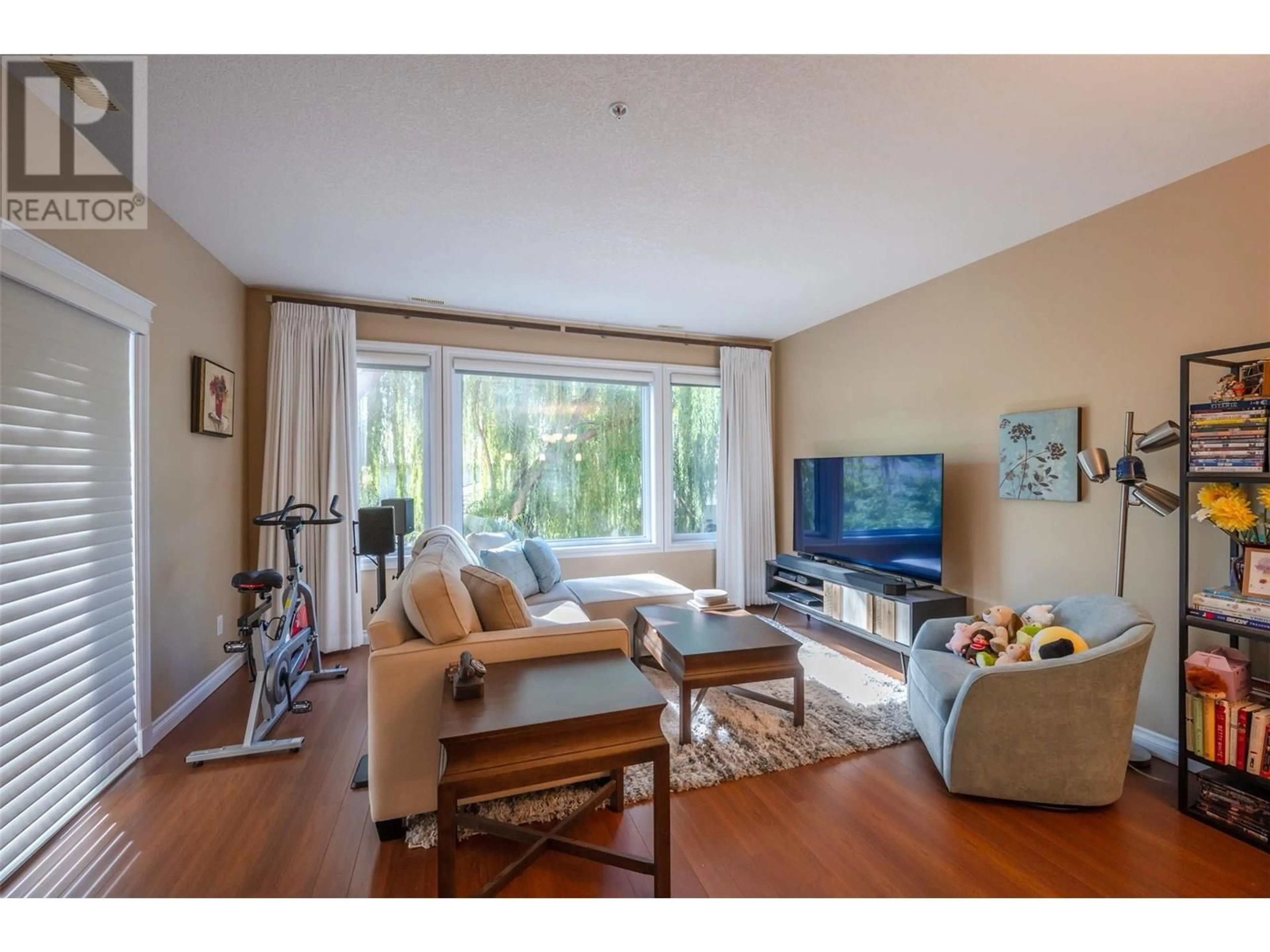 Living room with furniture, wood/laminate floor for 203 - 3313 WILSON STREET, Penticton British Columbia V3A8J3