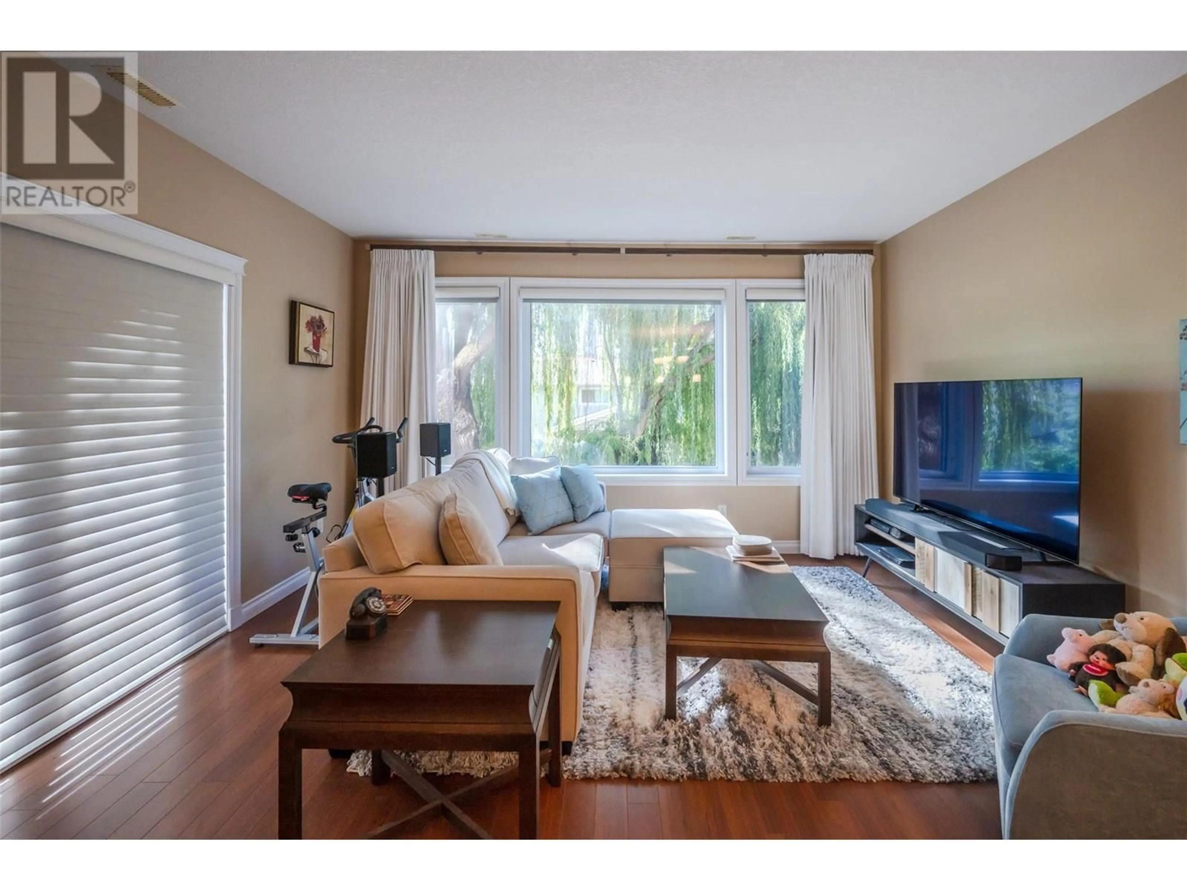 Living room with furniture, wood/laminate floor for 203 - 3313 WILSON STREET, Penticton British Columbia V3A8J3