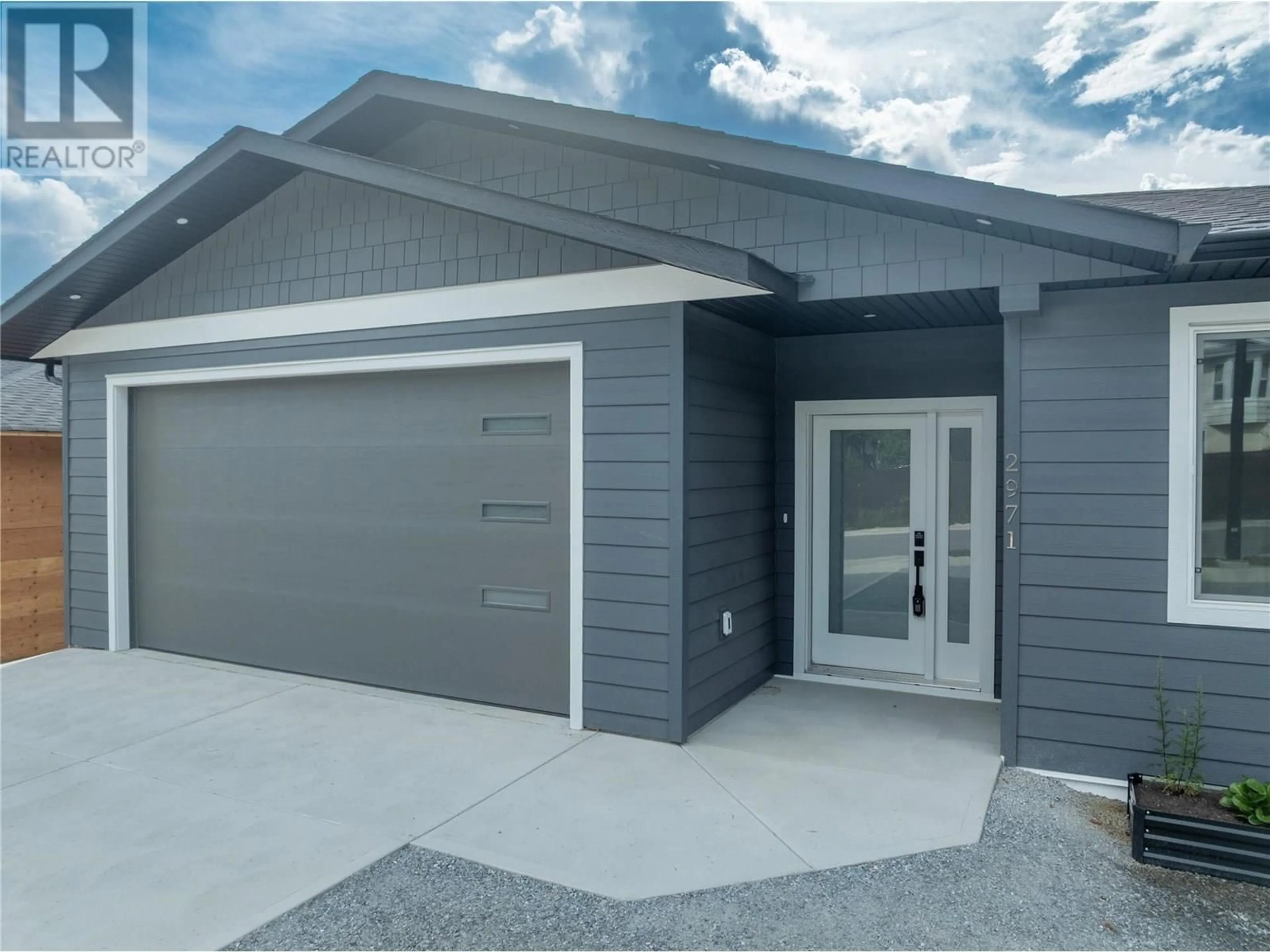 Home with vinyl exterior material, street for 2971 27 STREET NORTHEAST, Salmon Arm British Columbia V1E2Z7