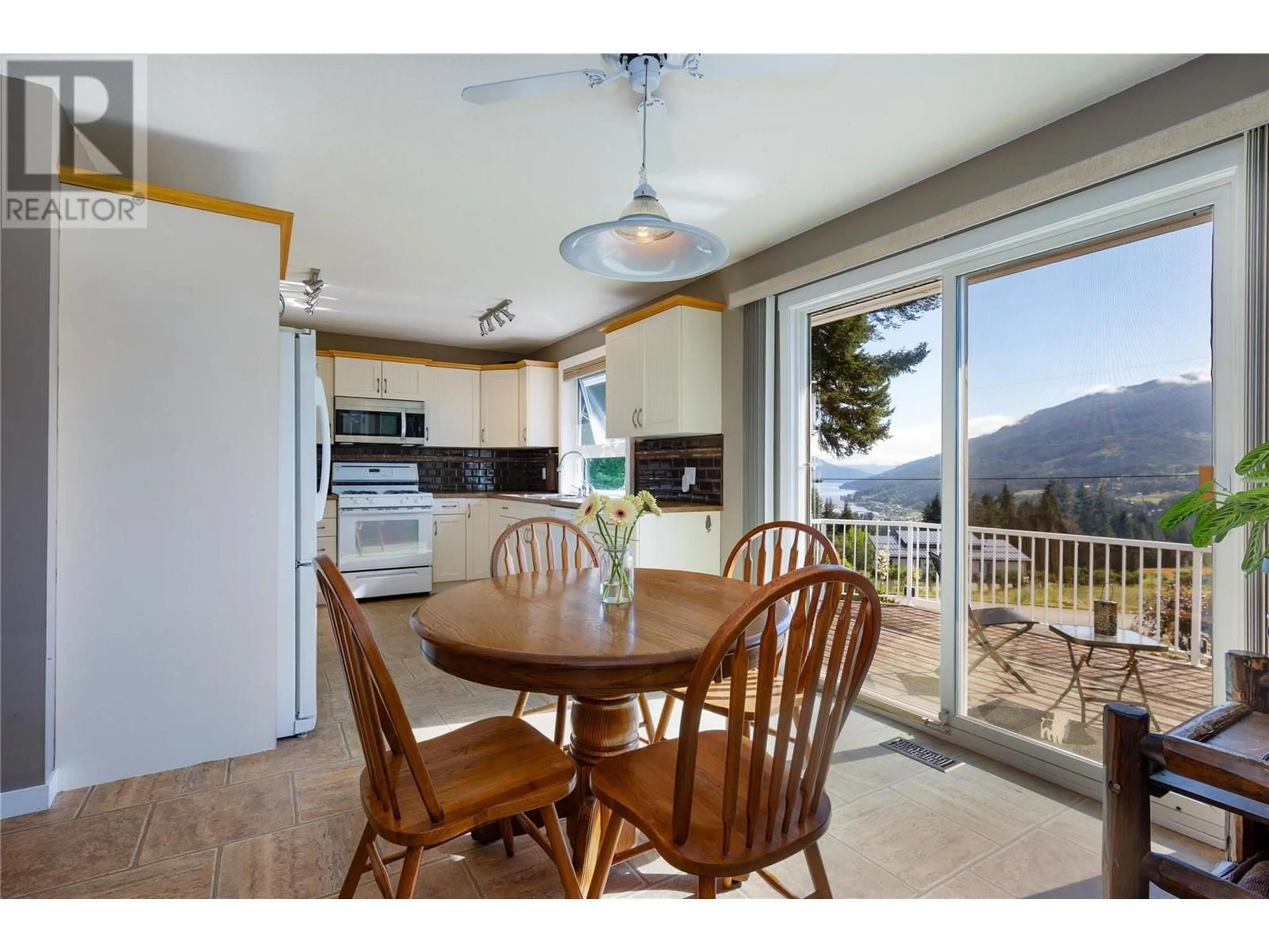 Open concept kitchen, unknown for 5801 35 STREET NORTHEAST, Salmon Arm British Columbia V1E2B3