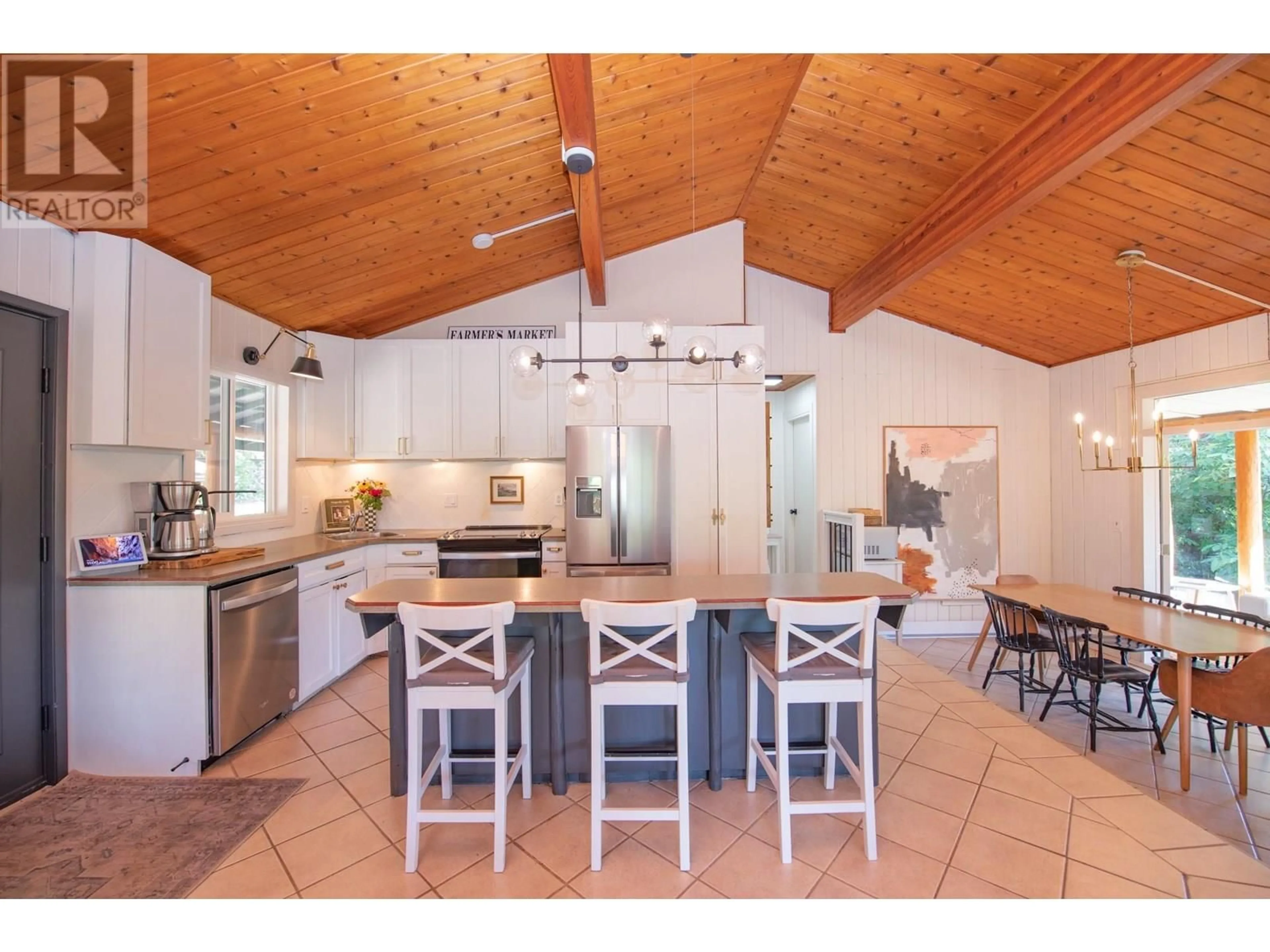 Open concept kitchen, ceramic/tile floor for 374 KILDARE WAY, Vernon British Columbia V1H2C7