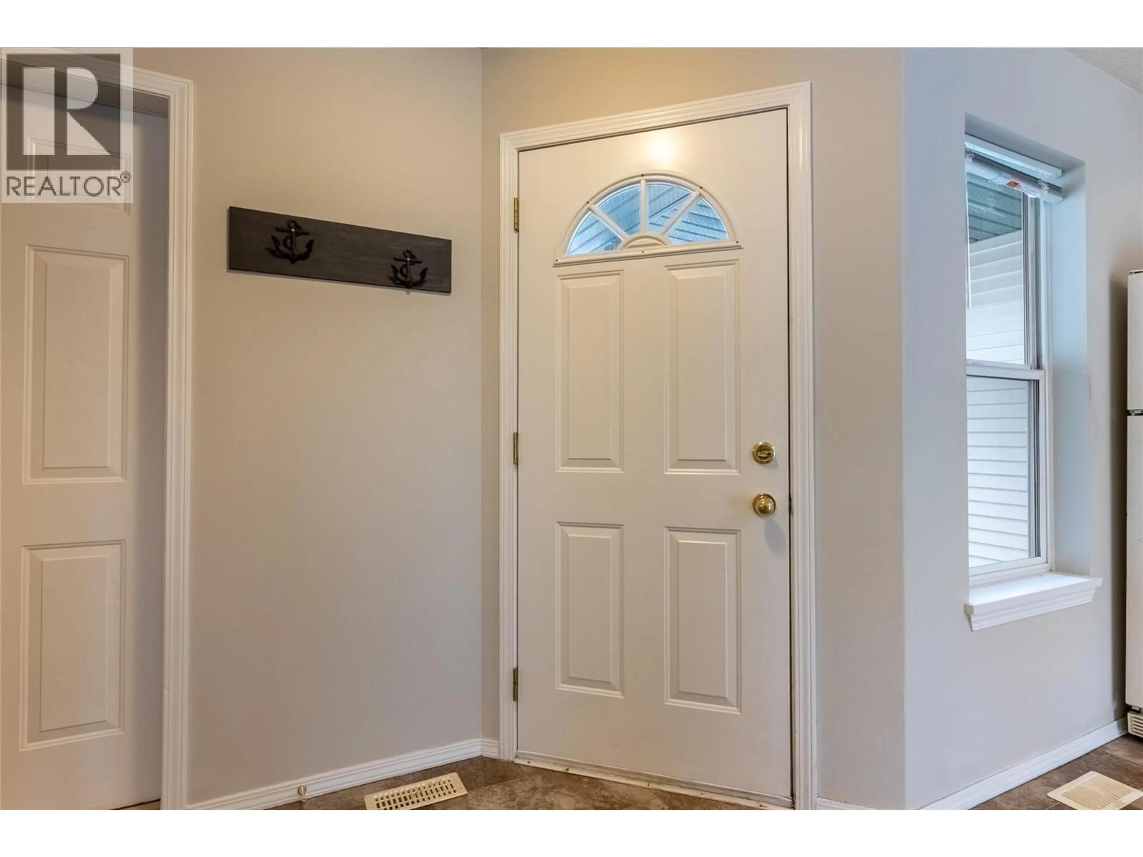 Indoor entryway for 83 - 1920 HUGH ALLAN DRIVE, Kamloops British Columbia V1S1Y5