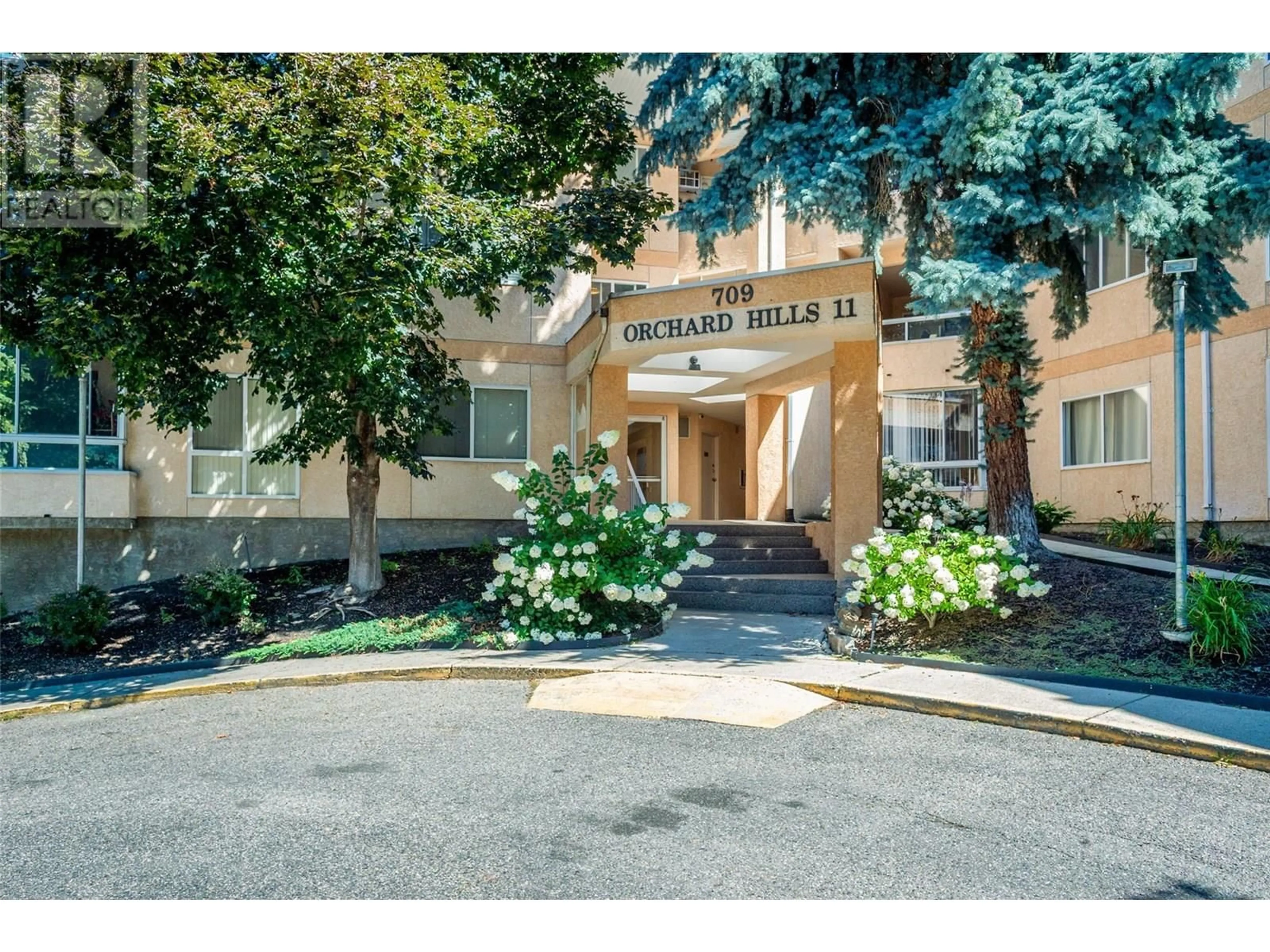 Indoor foyer for 111 - 709 HOUGHTON ROAD, Kelowna British Columbia V1X7J7