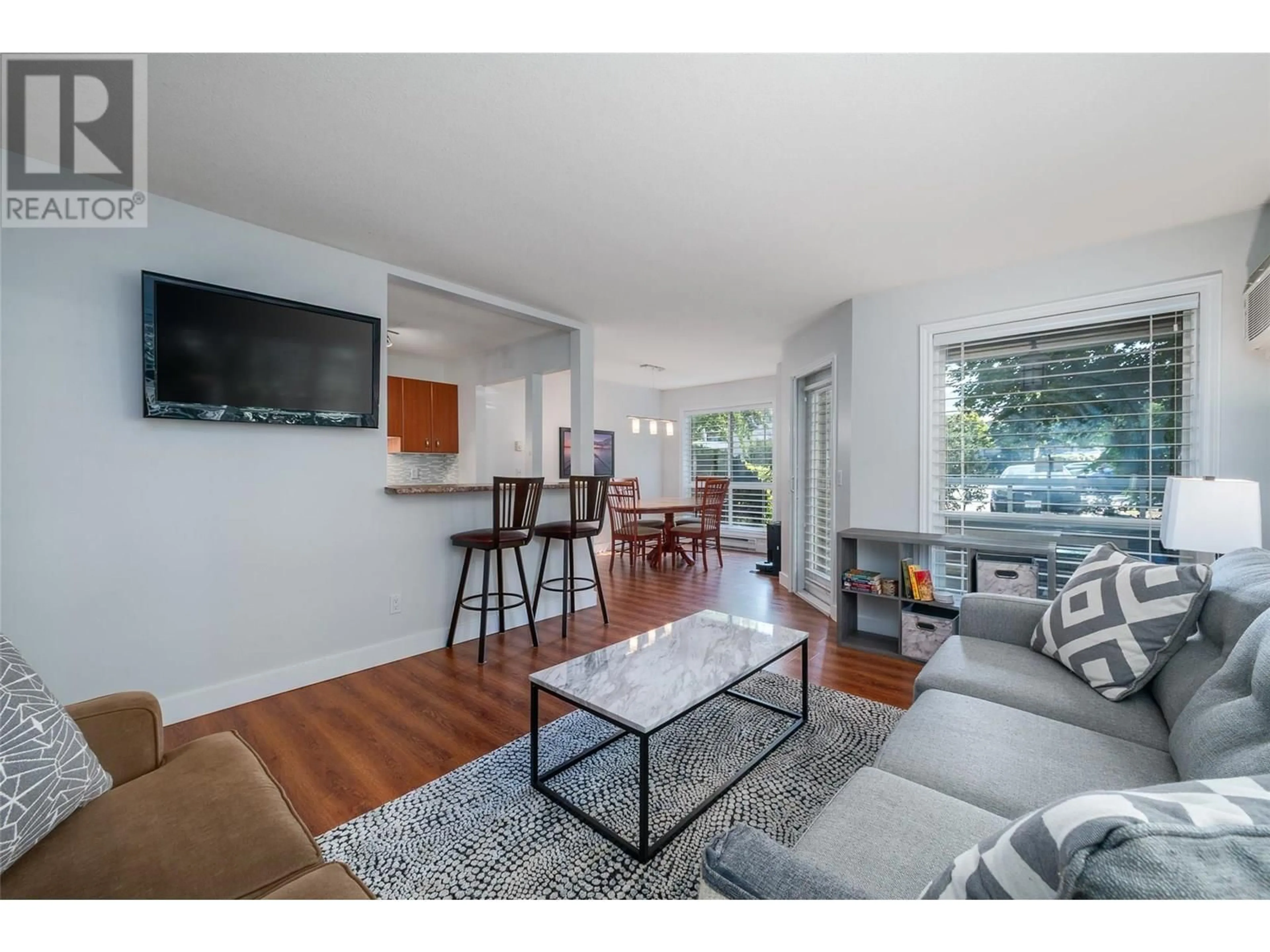 Living room with furniture, wood/laminate floor for 111 - 709 HOUGHTON ROAD, Kelowna British Columbia V1X7J7