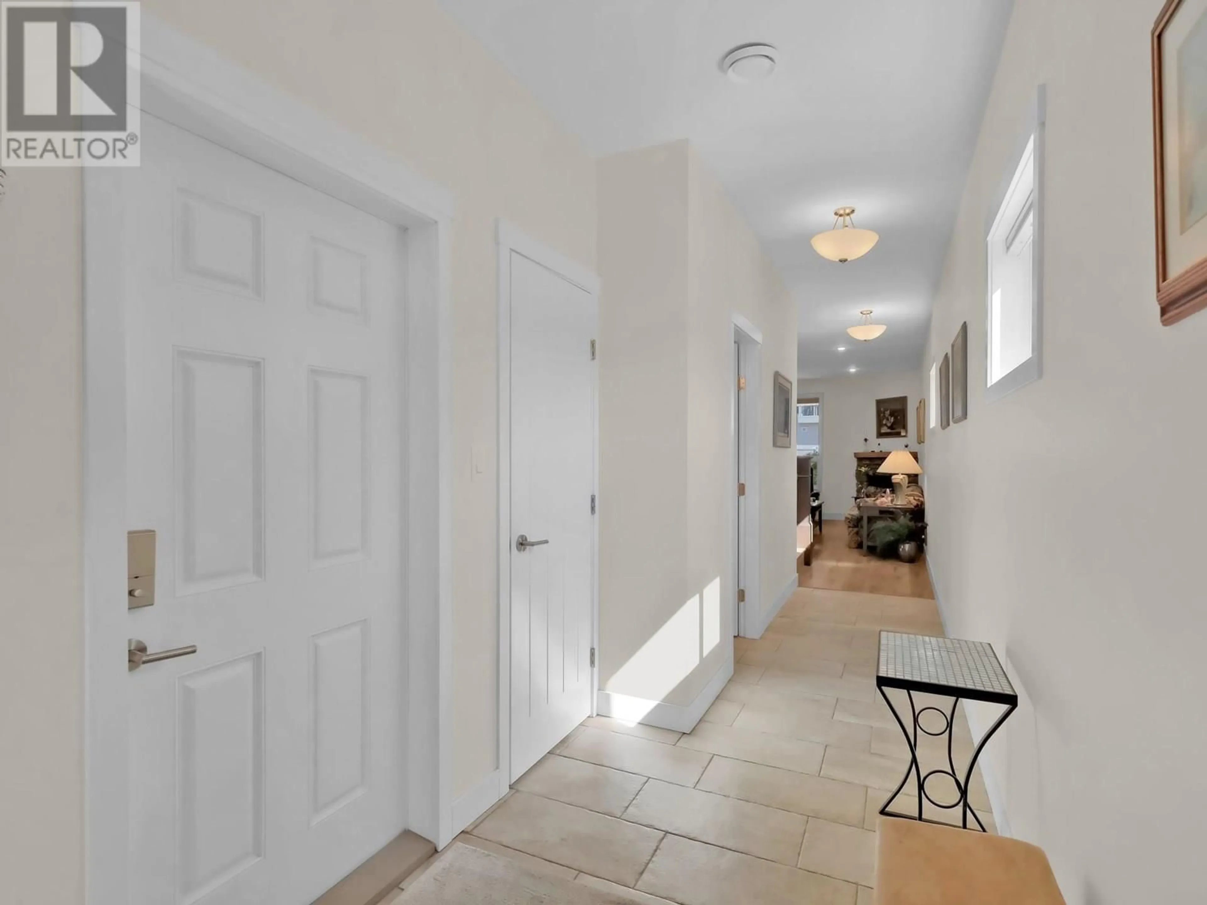 Indoor entryway for 1011 DYNES AVENUE, Penticton British Columbia V2A1E9