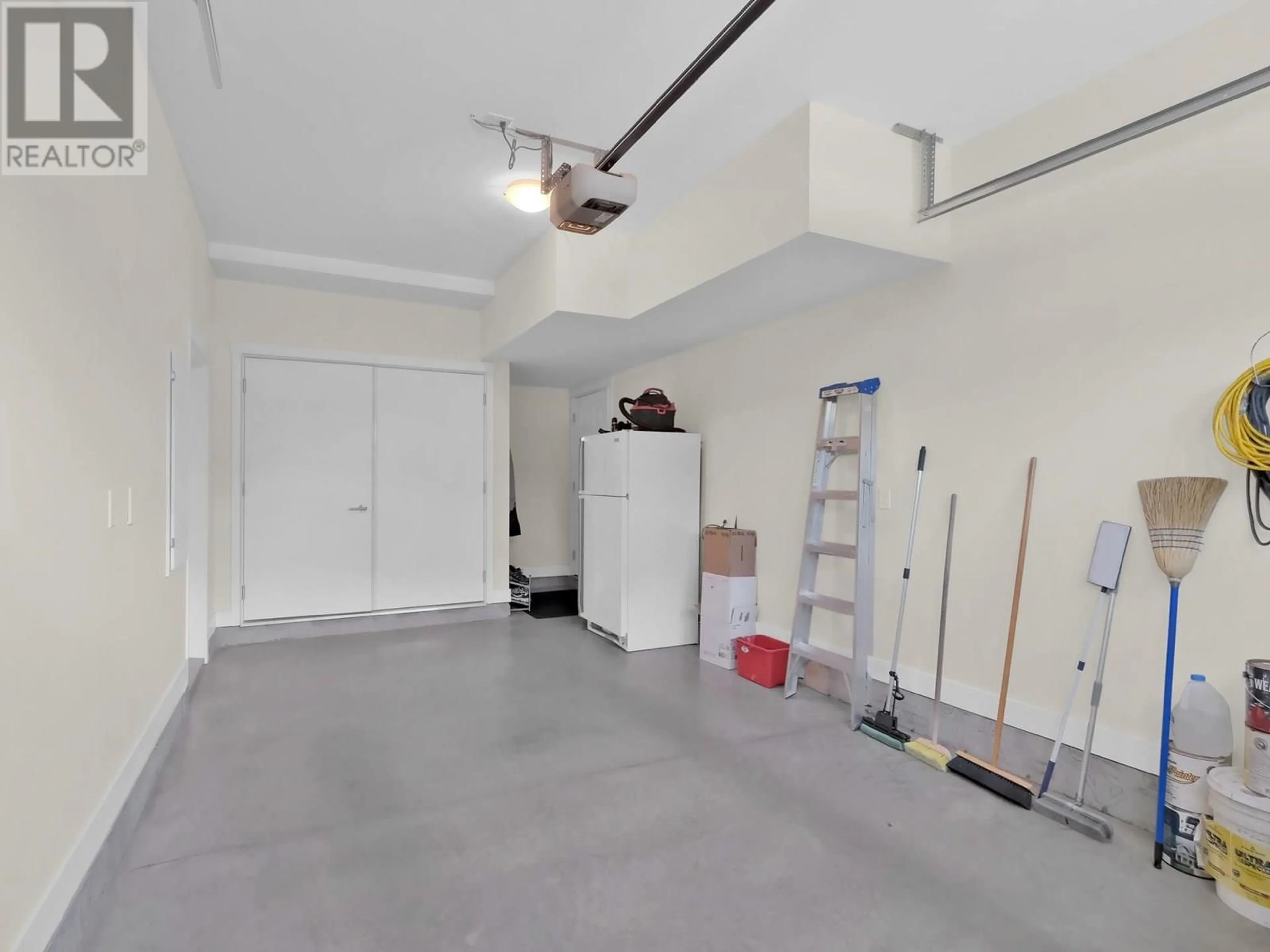 Indoor garage for 1011 DYNES AVENUE, Penticton British Columbia V2A1E9