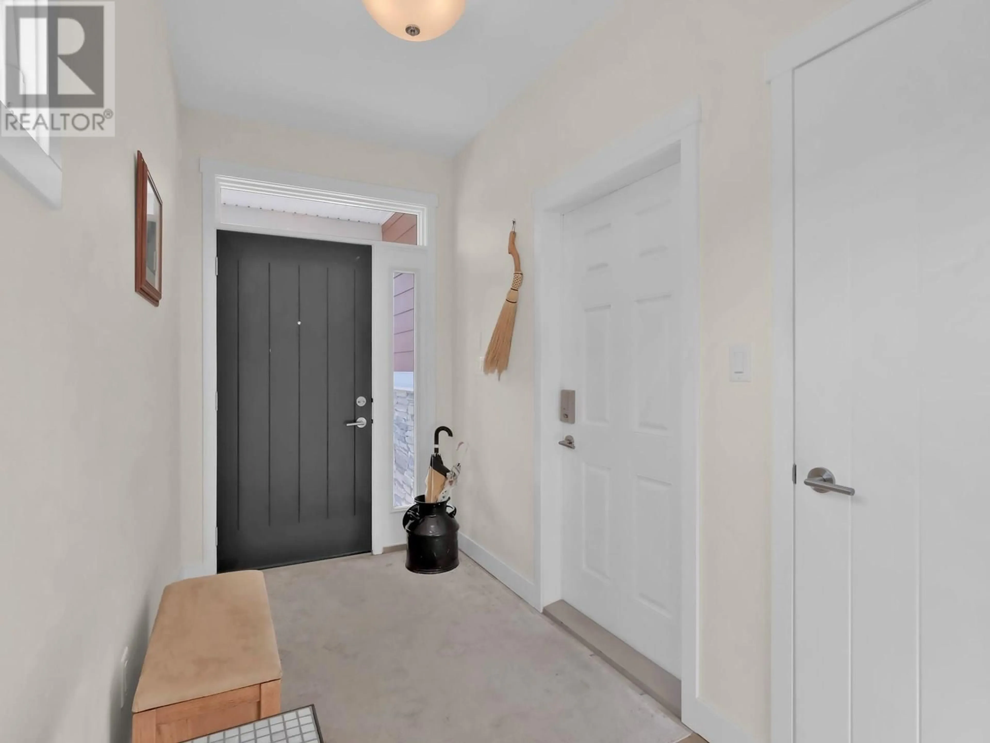 Indoor entryway for 1011 DYNES AVENUE, Penticton British Columbia V2A1E9