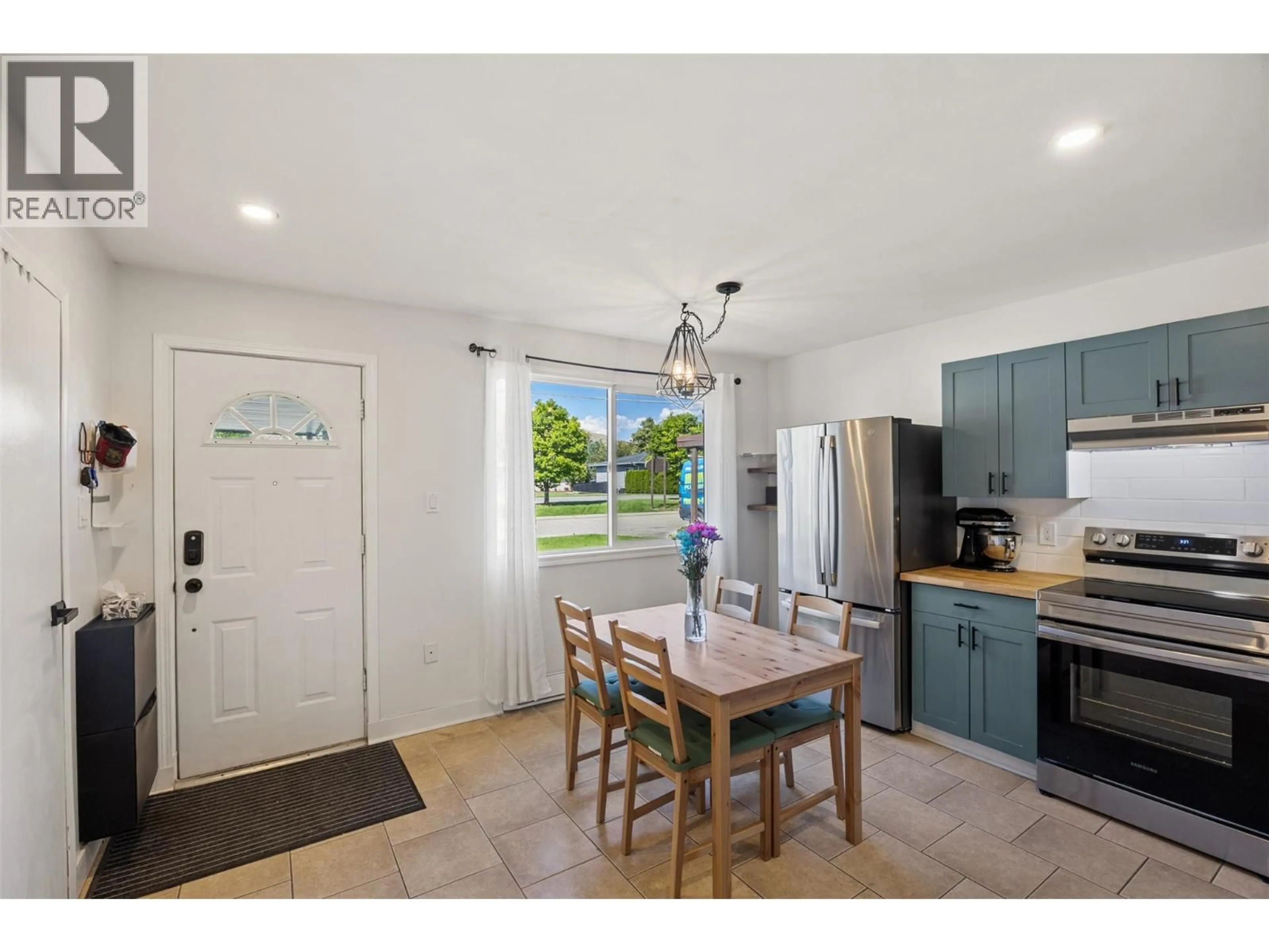 Open concept kitchen, ceramic/tile floor for 4 - 1697 GREENFIELD AVENUE, Kamloops British Columbia V2B4N5