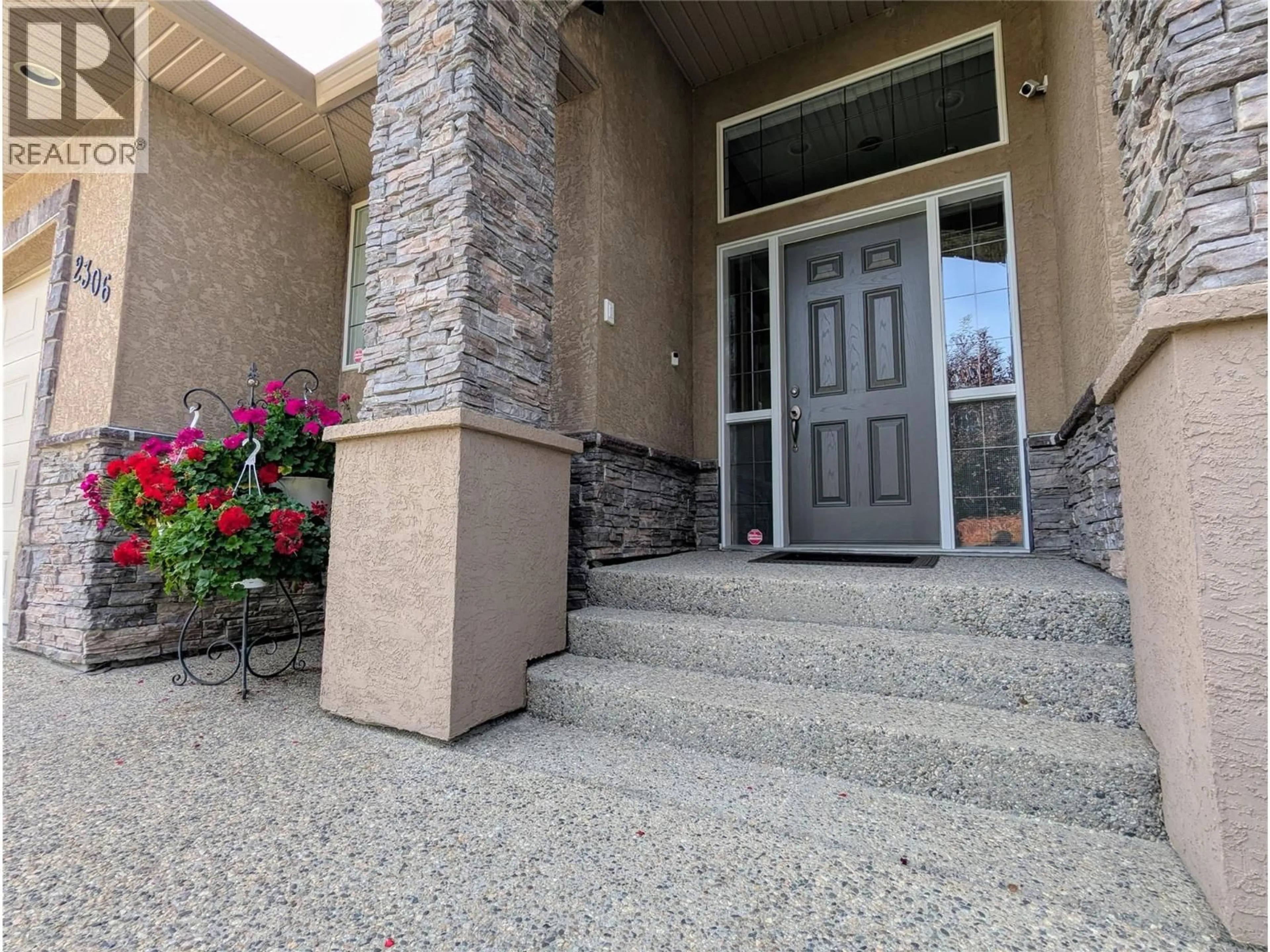Indoor entryway for 2306 QUAIL RUN DRIVE, Kelowna British Columbia V1V2S3