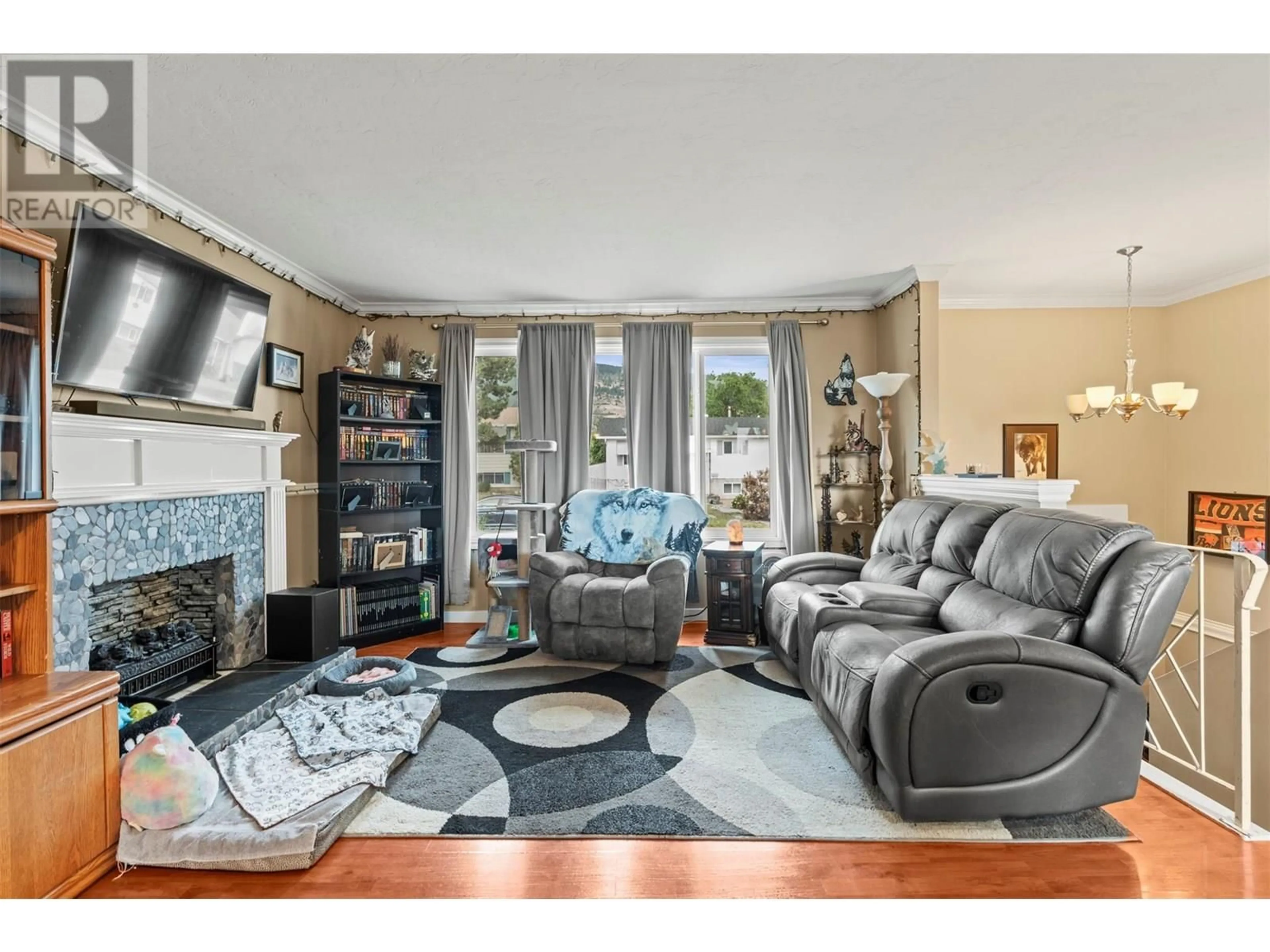 Living room with furniture, unknown for 2104 11 STREET, Vernon British Columbia V1T3S2