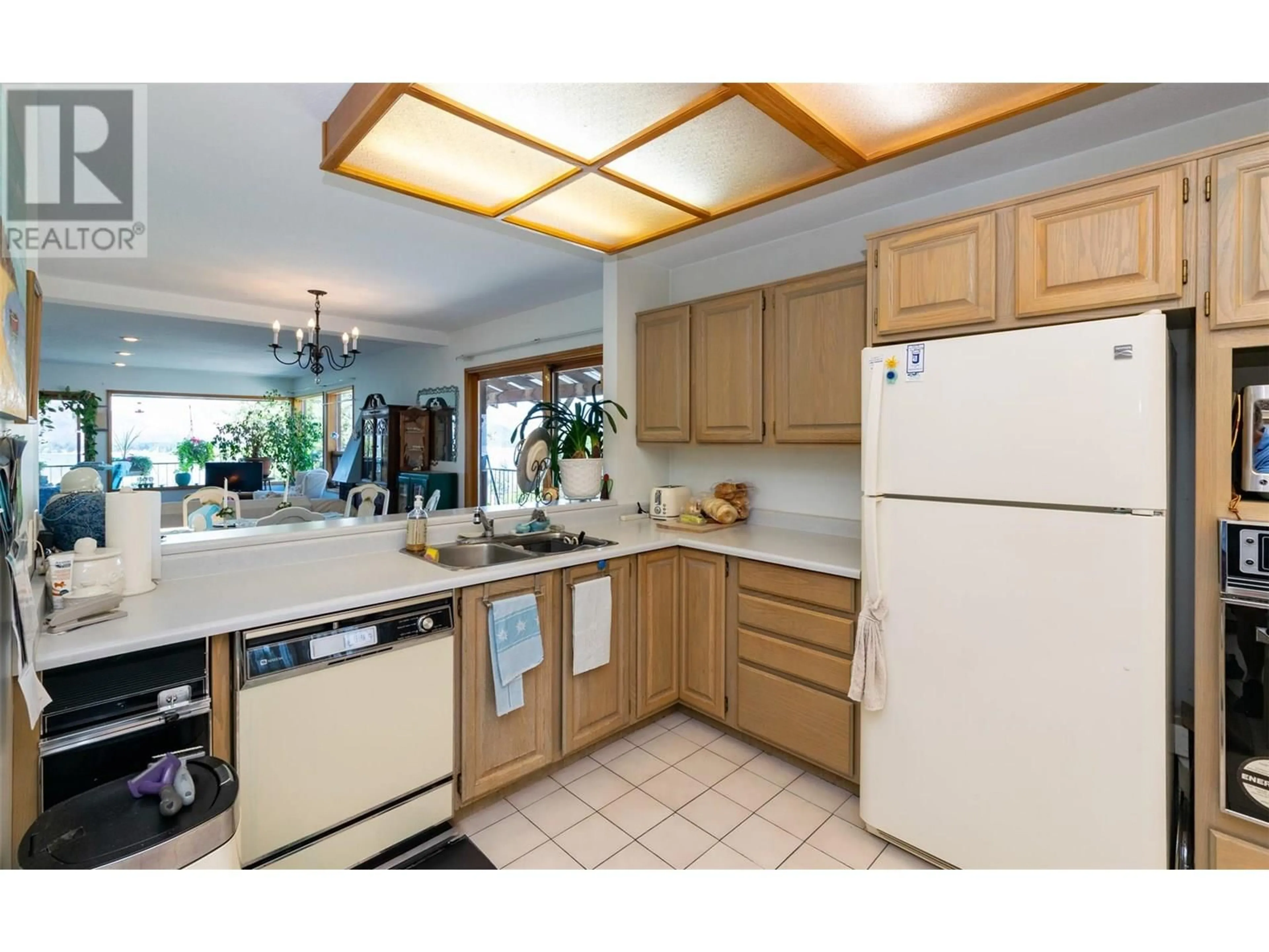 Standard kitchen, unknown for 1 - 1261 TRANS CANADA HIGHWAY, Sorrento British Columbia V0E2W0