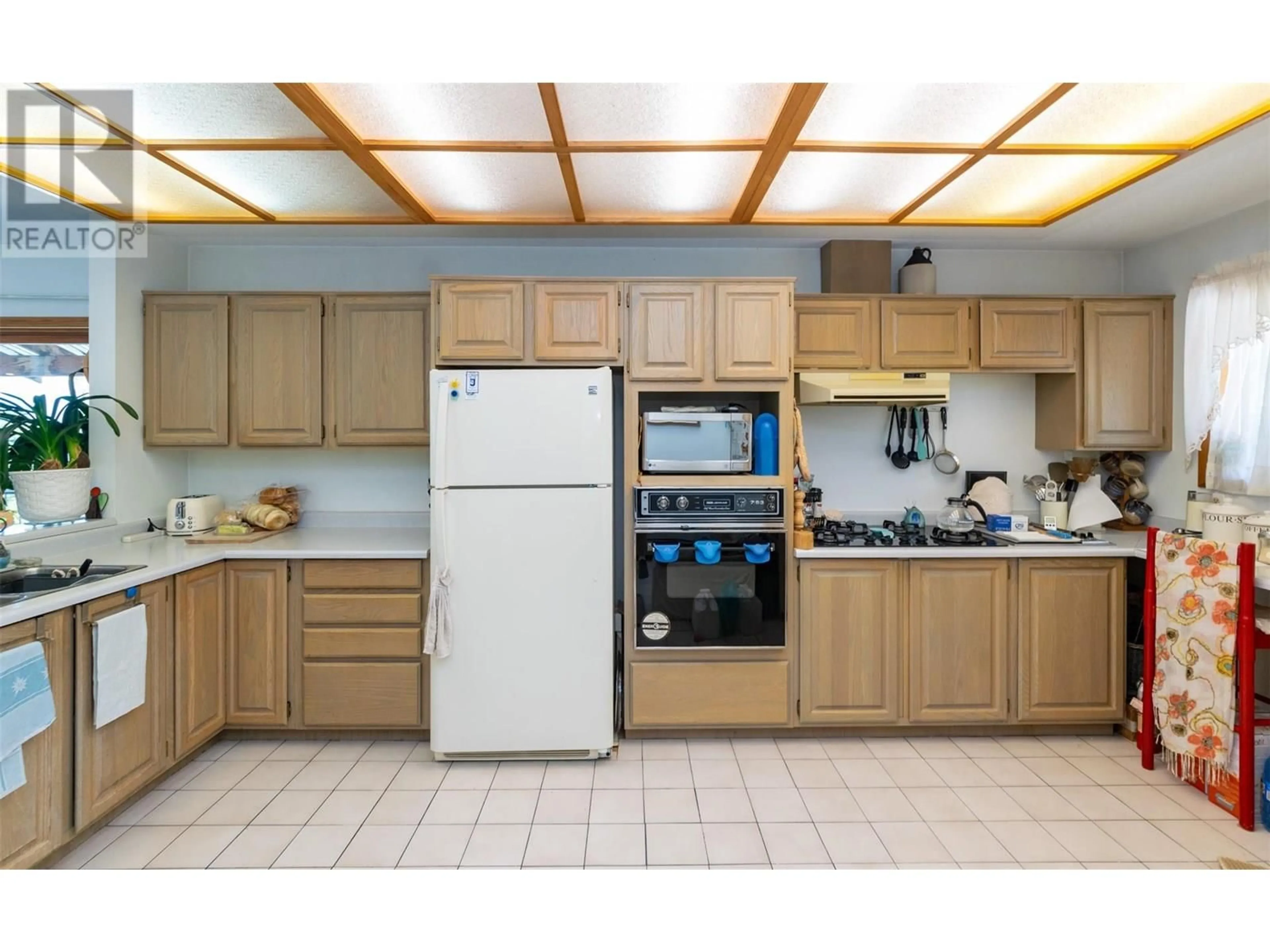 Standard kitchen, unknown for 1 - 1261 TRANS CANADA HIGHWAY, Sorrento British Columbia V0E2W0