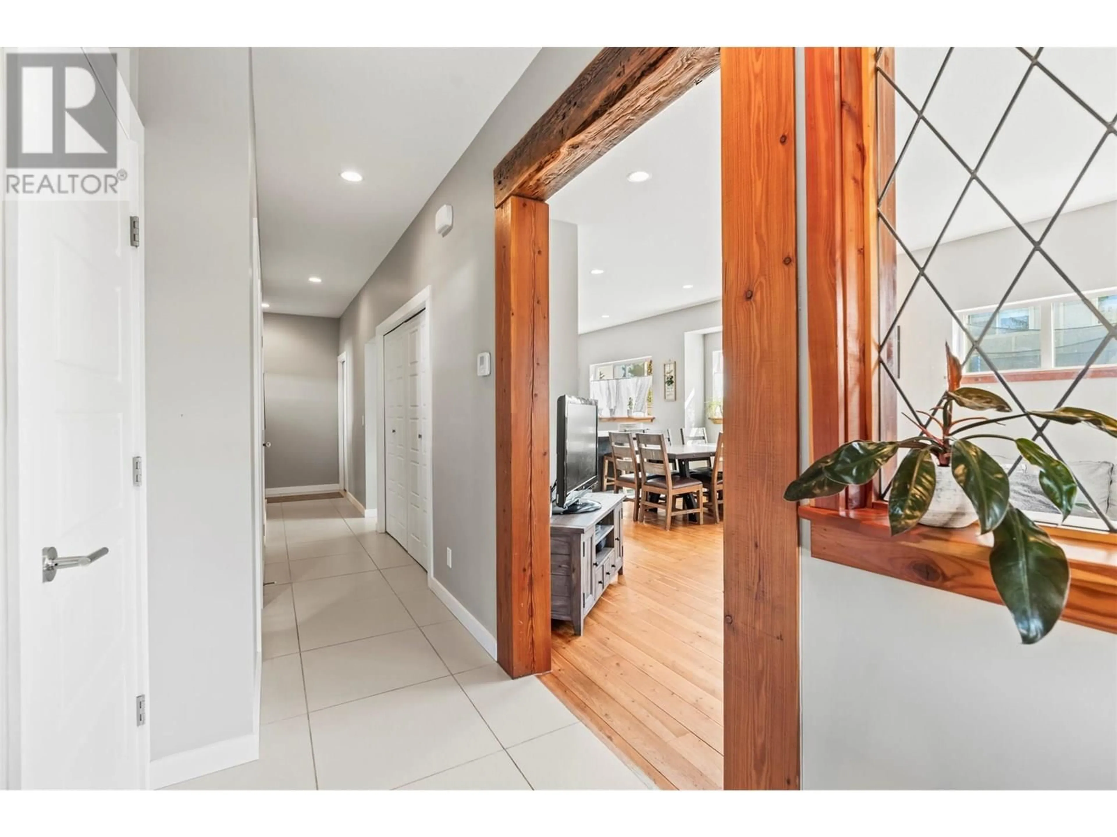 Indoor entryway for 3 - 2650 PLEASANT VALLEY ROAD, Armstrong British Columbia V4Y0J1