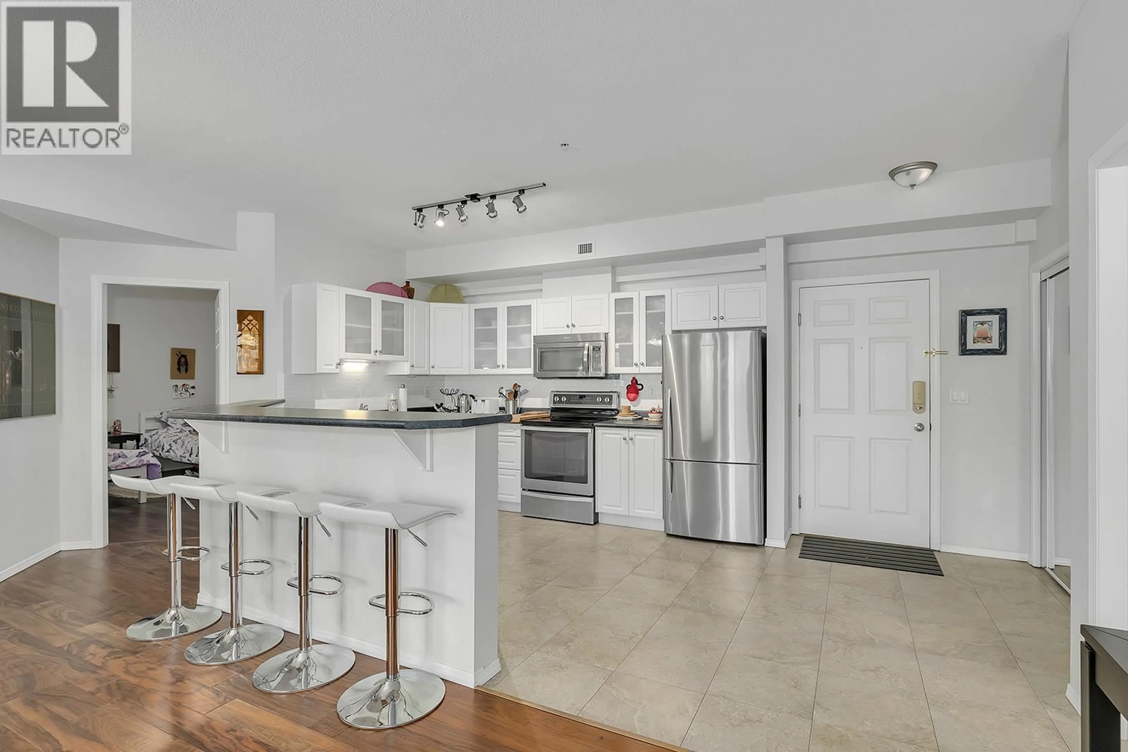 Open concept kitchen, ceramic/tile floor for 410 - 1088 SUNSET DRIVE, Kelowna British Columbia V1Y9W1