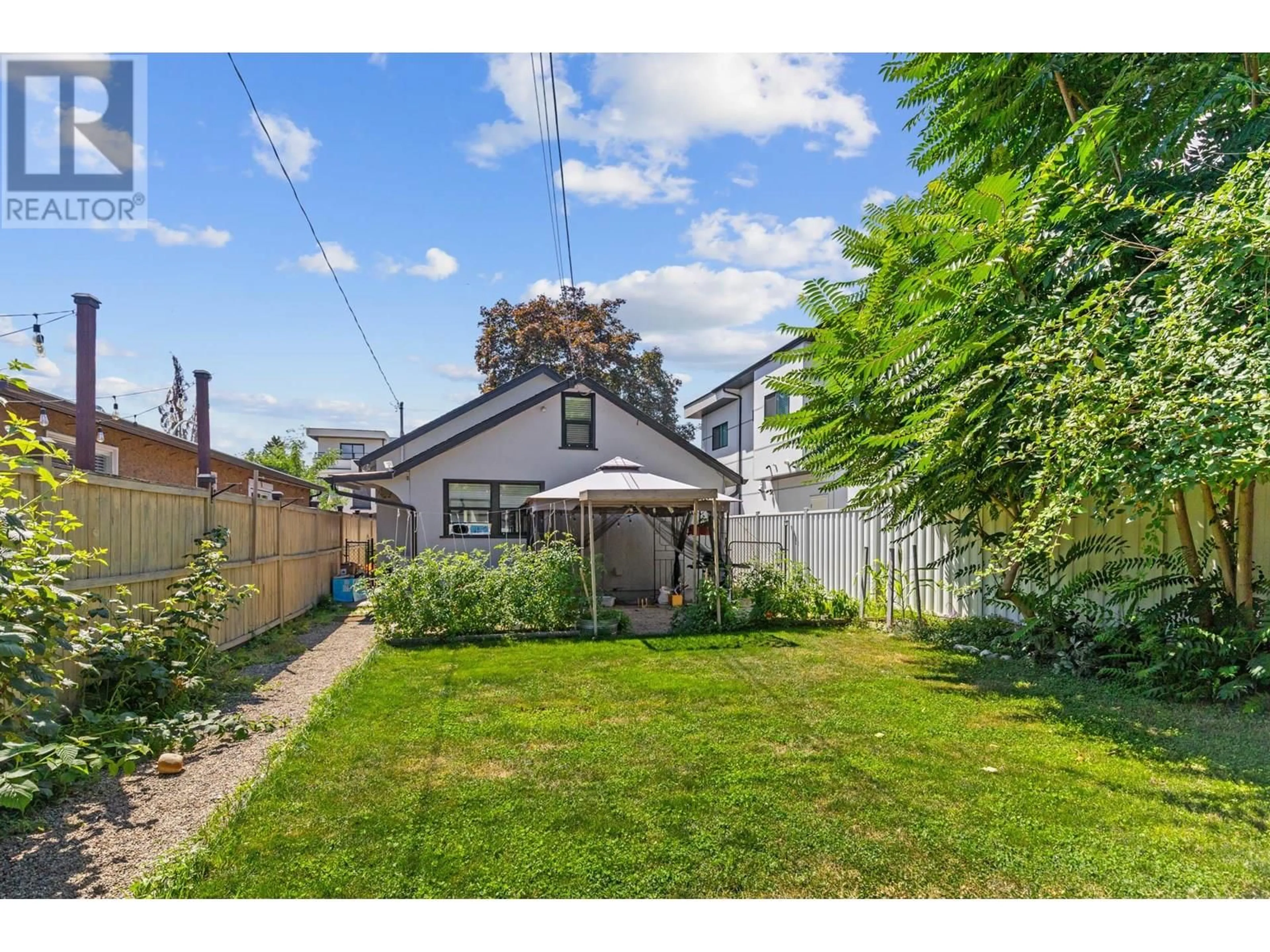 A pic from outside/outdoor area/front of a property/back of a property/a pic from drone, street for 928 FULLER AVENUE, Kelowna British Columbia V1Y6X4
