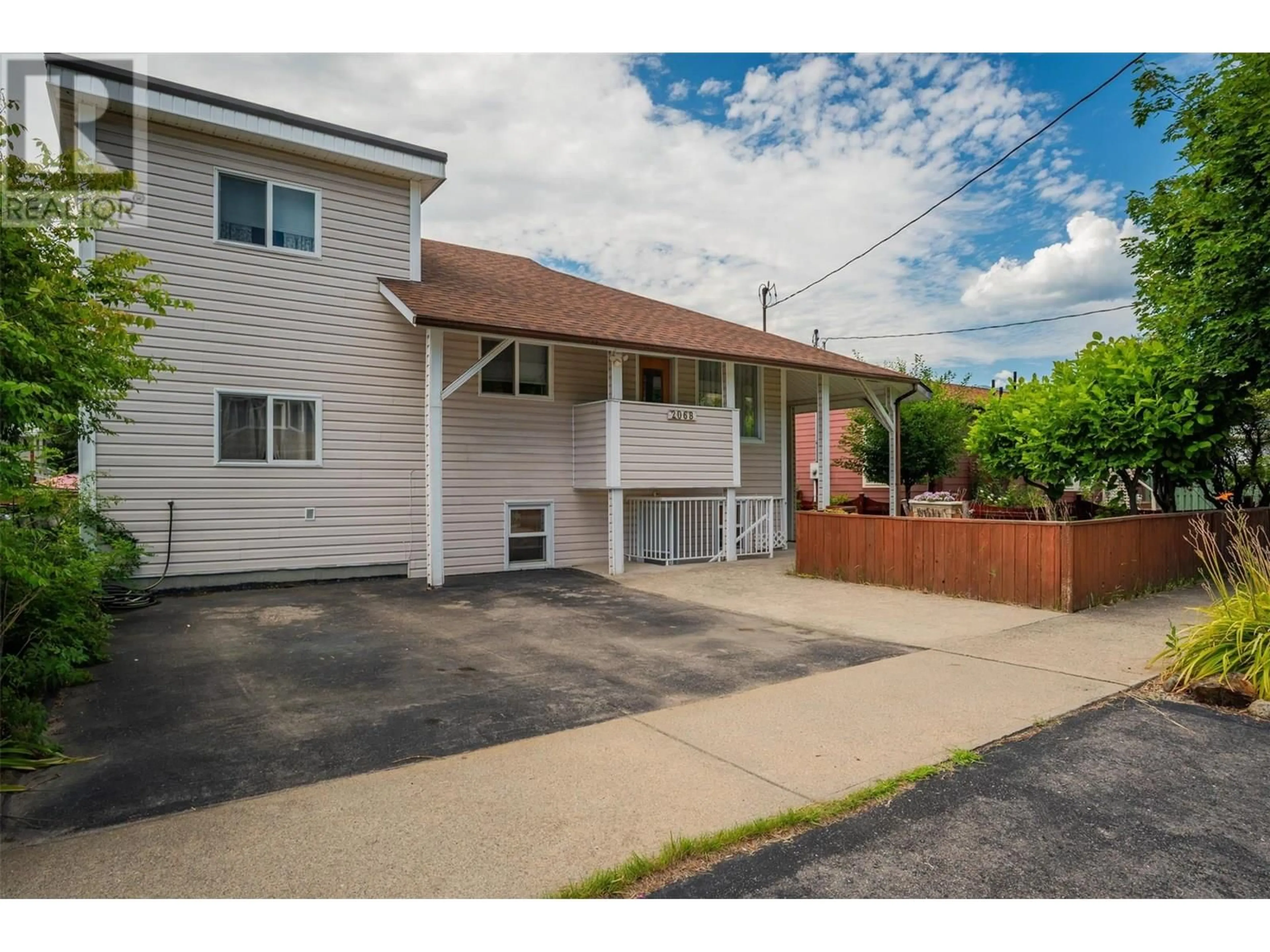 A pic from outside/outdoor area/front of a property/back of a property/a pic from drone, street for 2068 SIXTH AVENUE, Trail British Columbia V1R3B5