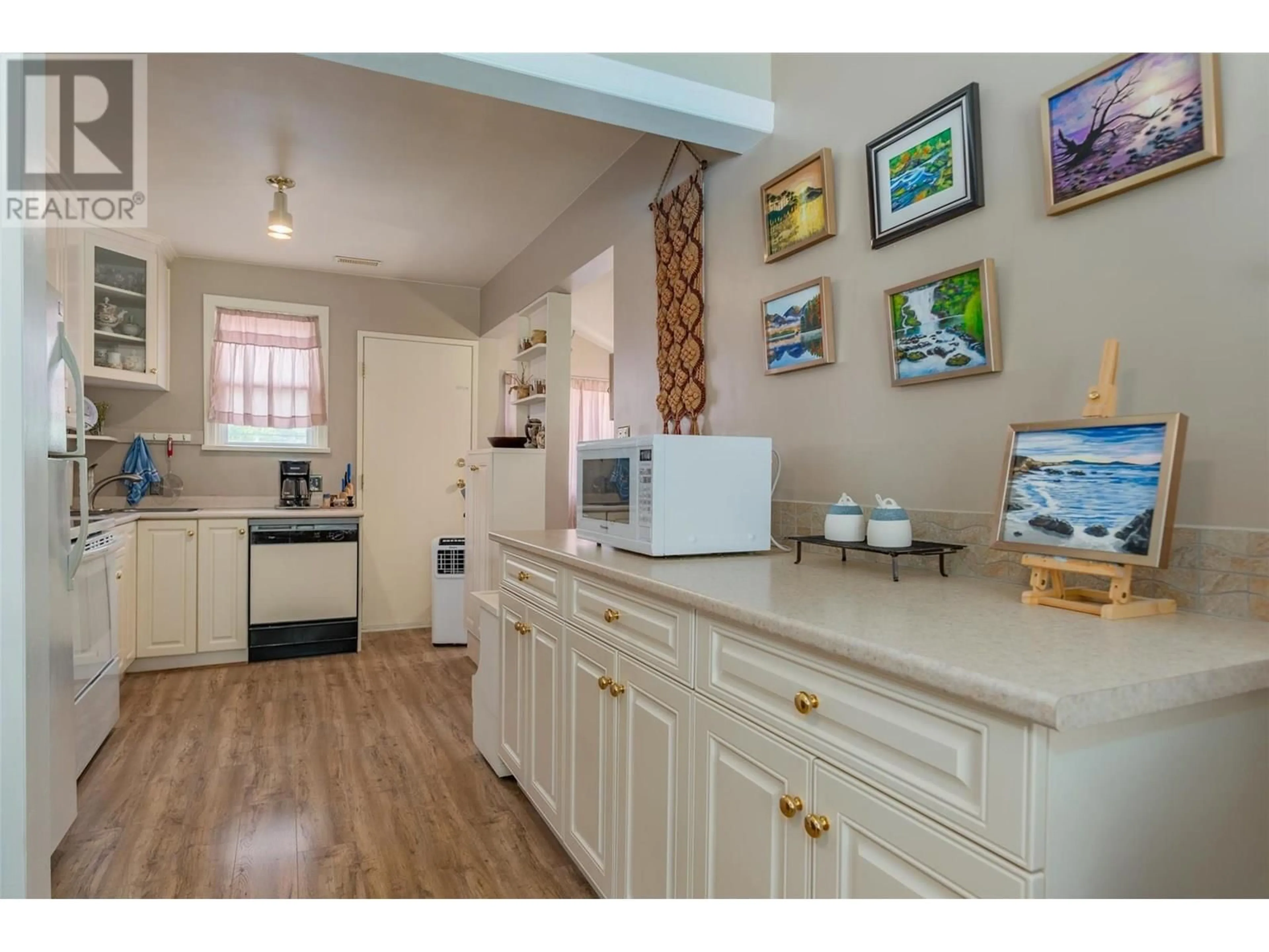 Open concept kitchen, ceramic/tile floor for 2068 SIXTH AVENUE, Trail British Columbia V1R3B5