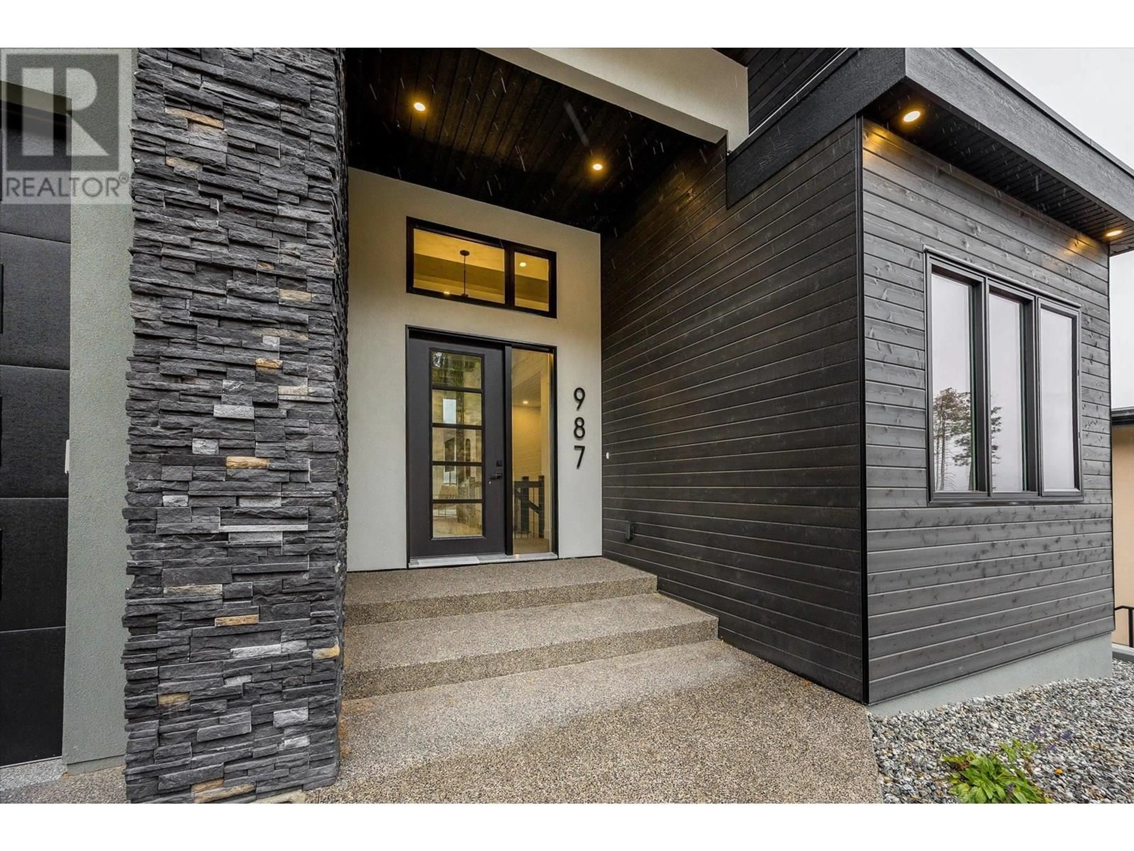 Indoor entryway for 987 LOSETH DRIVE, Kelowna British Columbia V1P0A8