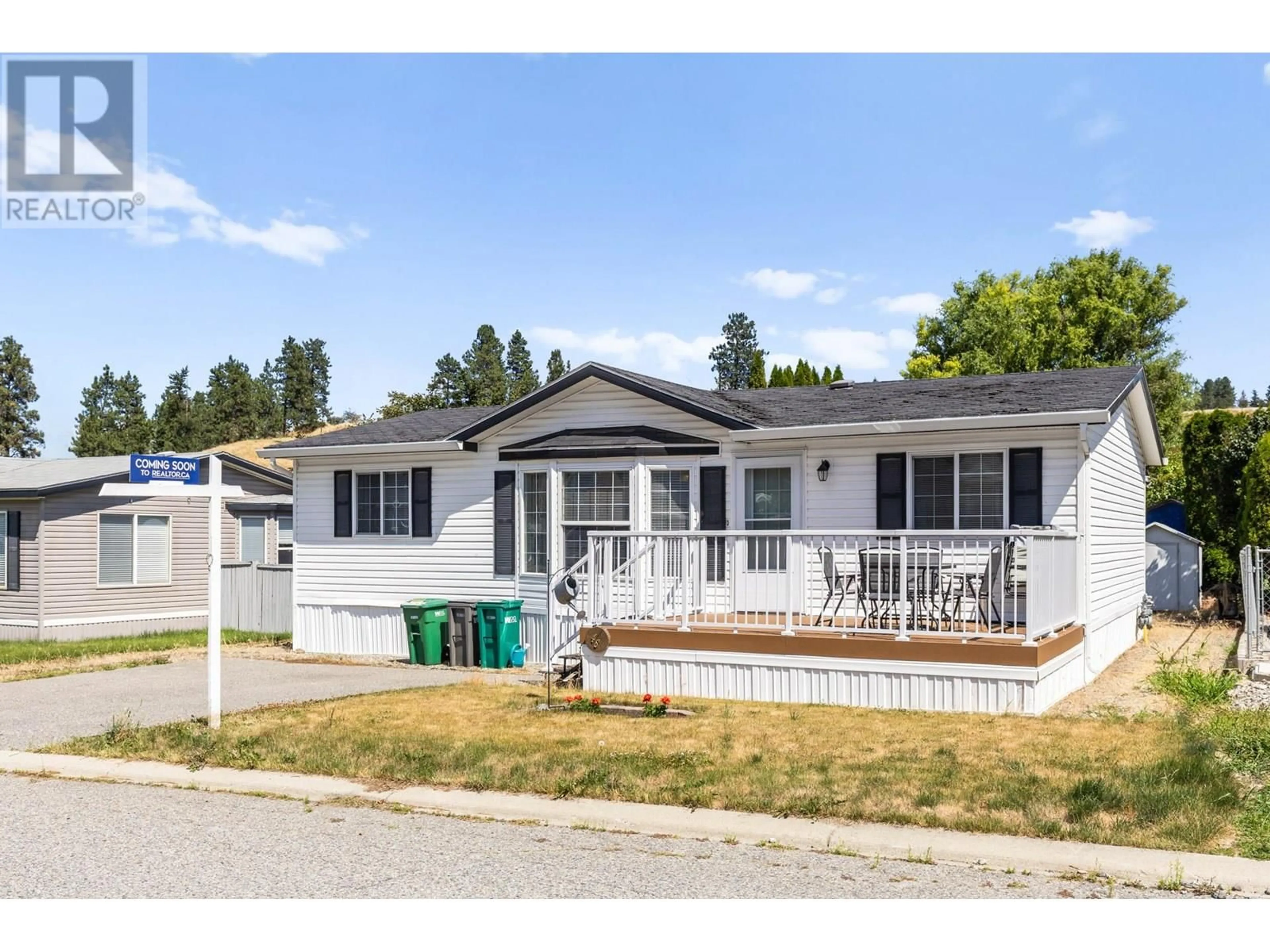 Home with vinyl exterior material, street for 46 - 610 KATHERINE ROAD, Kelowna British Columbia V1Z3G2