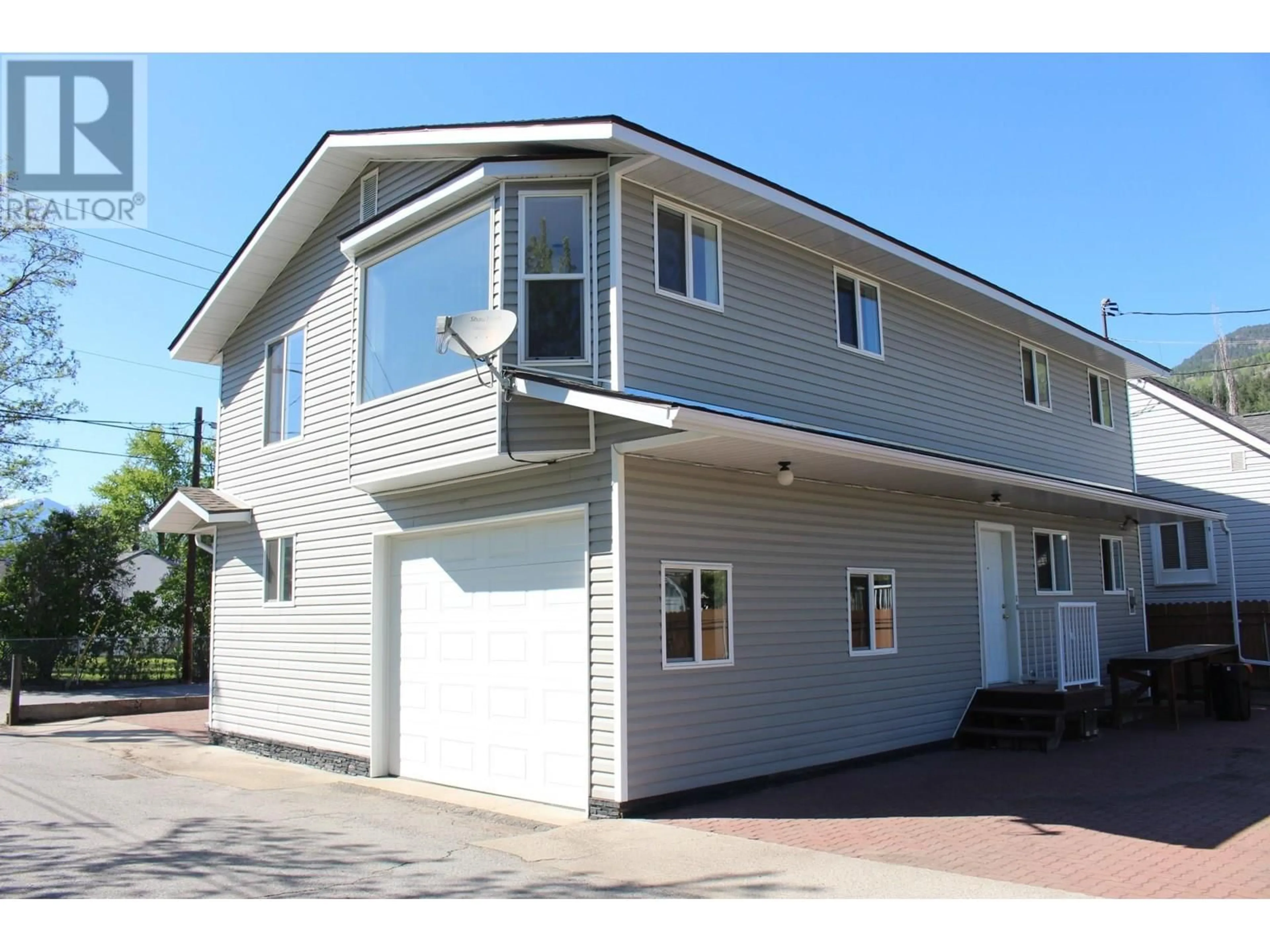 Home with vinyl exterior material, street for 1610 MCBRIDE STREET, Trail British Columbia V1R2Z6