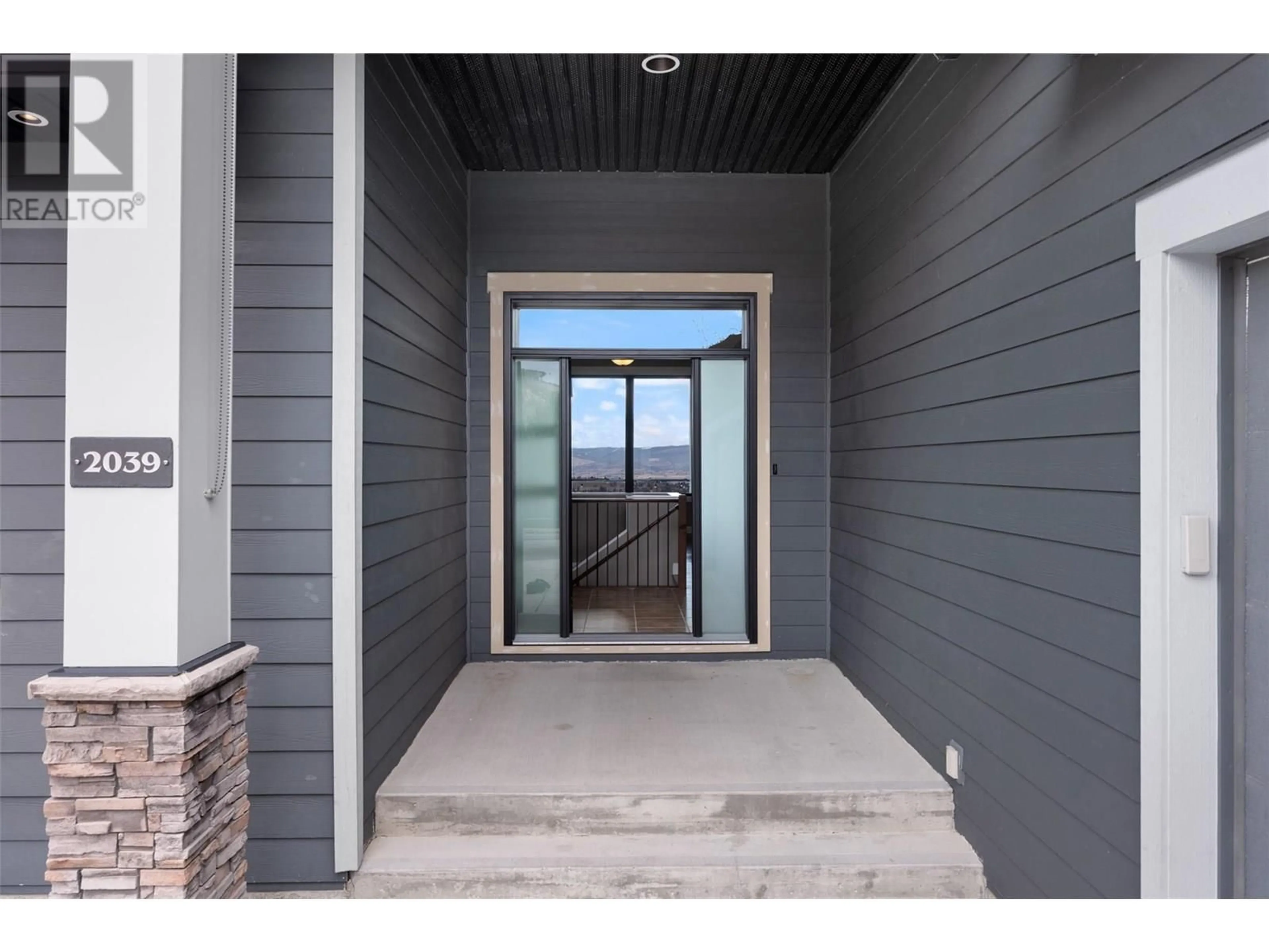 Indoor entryway for 2039 CORNERSTONE DRIVE, West Kelowna British Columbia V4T2Y3