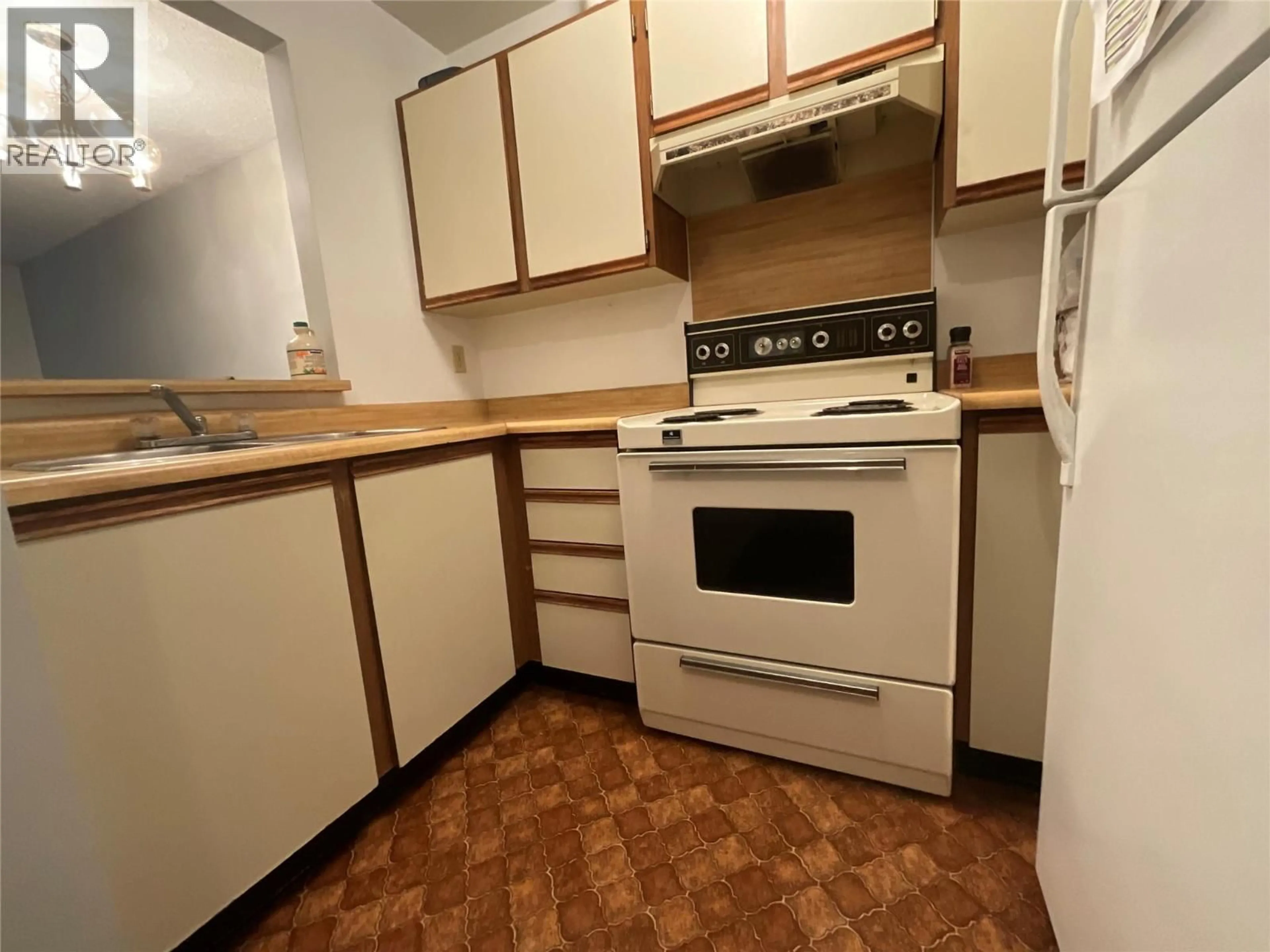 Standard kitchen, unknown for 202 - 195 CHAMBERLAIN CRESCENT, Tumbler Ridge British Columbia V0C2W0