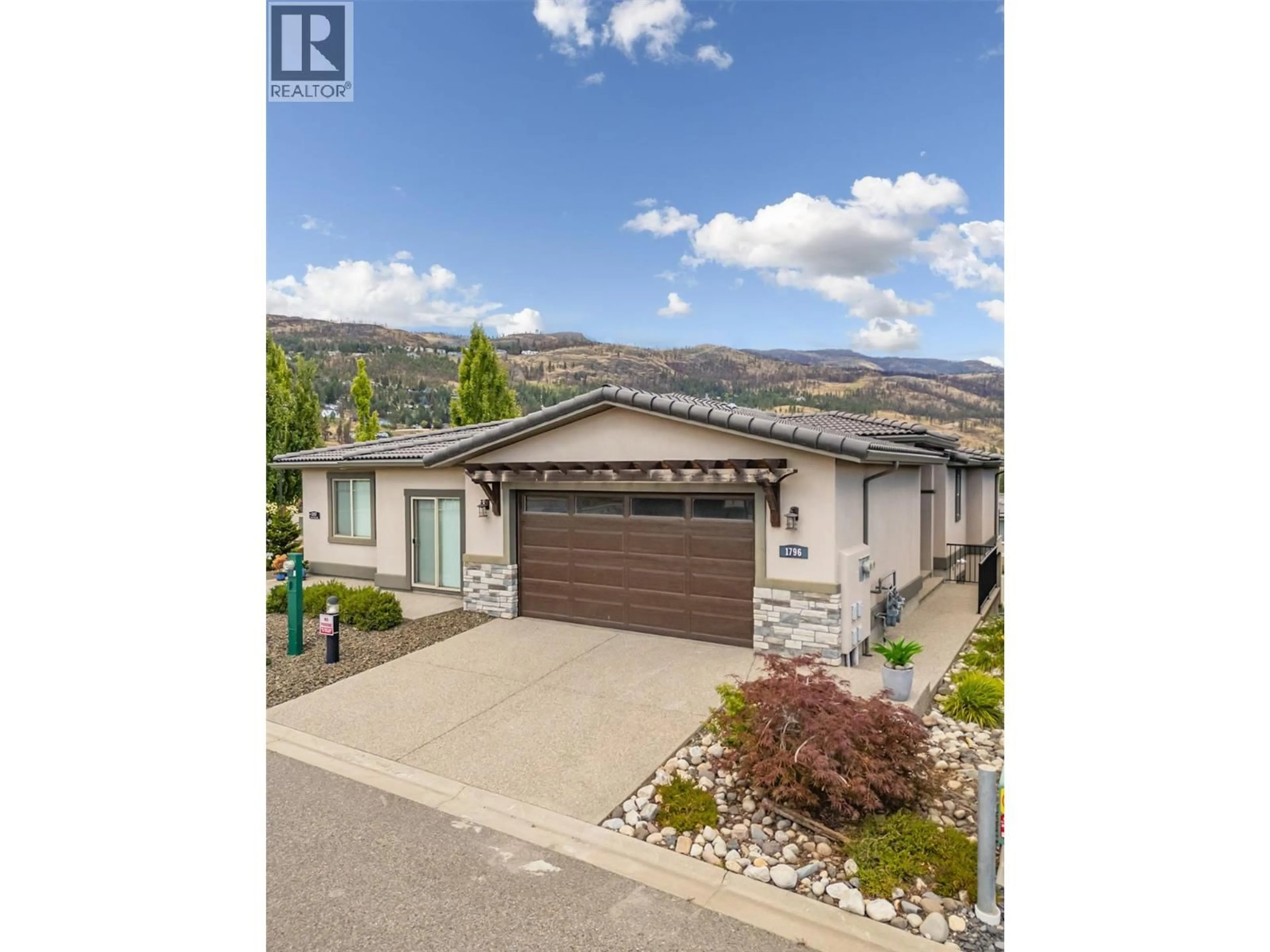 A pic from outside/outdoor area/front of a property/back of a property/a pic from drone, street for 1796 VIEWPOINT DRIVE, Kelowna British Columbia V1Z4E1